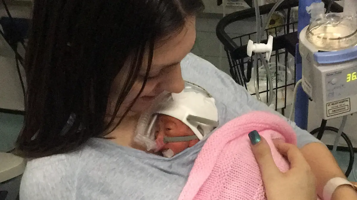 Fiona hält Baby Wreng im Arm