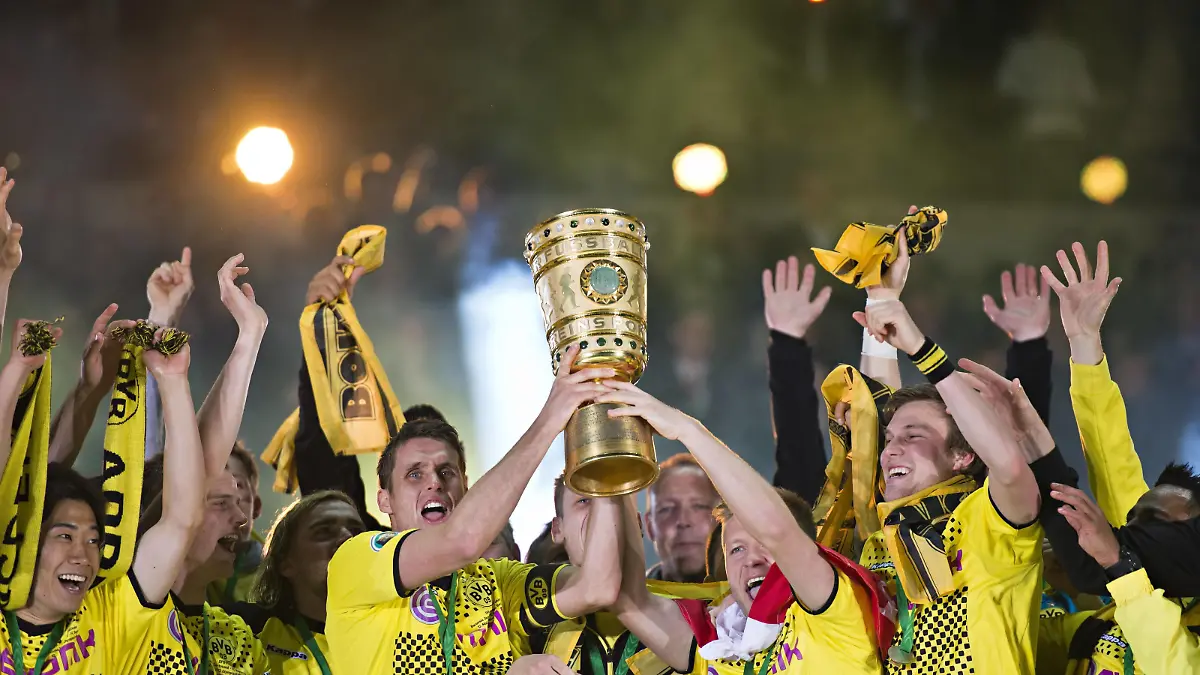 Bildnummer: 10568323 Datum: 12.05.2012 Copyright: imago/Baering
Siegerjubel mit Pokal: Shinji Kagawa (BvB), Sebastian Kehl (BvB), Jakub Blaszczykowski (BvB), Kevin Grosskreutz (BvB) 12. Mai 2012 Borussia Dortmund vs. Bayern München DFB-Pokal Finale, Saison 2011/2012 Â ; BVB Berlin Fussball GER 2011 DFB Pokal Finale Pokalfinale Pokalsieg Sieg Objekte Trophäe Freude Aufmacher premiumd xmk x0x 2012 quer Fussball Fußball Bundesliga DFL Deutsche Fussball Liga DFB-Pokal Finale
Image number 10568323 date 12 05 2012 Copyright imago Baering Winner jubilation with Cup Shinji Kagawa Borussia Sebastian Kehl Borussia Jakub Blaszczykowski Borussia Kevin Großkreutz Borussia 12 May 2012 Borussia Dortmund vs Bavaria Munich DFB Cup Final Season 2011 2012 Borussia Berlin Football ger 2011 DFB Cup Final Cup finals Cup victory Victory Objects Trophy happiness Highlight premiumd xmk x0x 2012 horizontal Football Football Bundesliga DFL German Football League DFB Cup Final