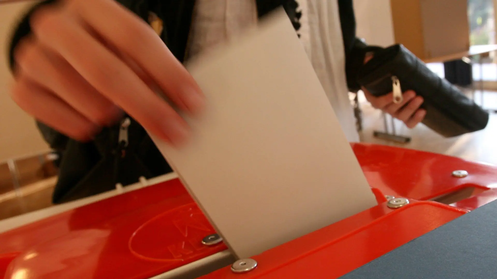 Eine Wählerin wirft am Sonntag (27.09.2009) in einem Wahllokal in Hamburg ihren Stimmzettel für die Bundestagswahl in die Wahlurne. Bei der Wahl zum 17. Deutschen Bundestag sind nach einer Schätzung des Statistischen Bundesamtes rund 62,2 Millionen Deutsche wahlberechtigt. Foto: Angelika Warmuth dpa/lno +++(c) dpa - Bildfunk+++