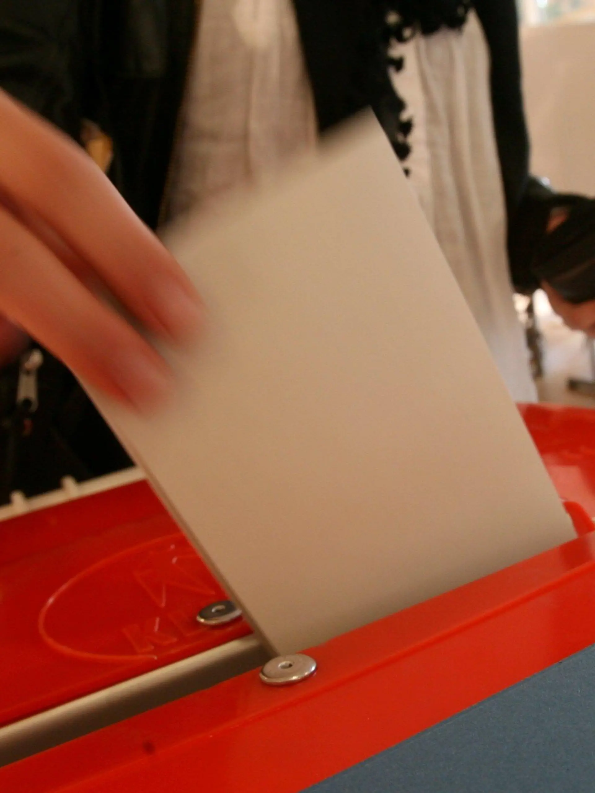 Eine Wählerin wirft am Sonntag (27.09.2009) in einem Wahllokal in Hamburg ihren Stimmzettel für die Bundestagswahl in die Wahlurne. Bei der Wahl zum 17. Deutschen Bundestag sind nach einer Schätzung des Statistischen Bundesamtes rund 62,2 Millionen Deutsche wahlberechtigt. Foto: Angelika Warmuth dpa/lno +++(c) dpa - Bildfunk+++