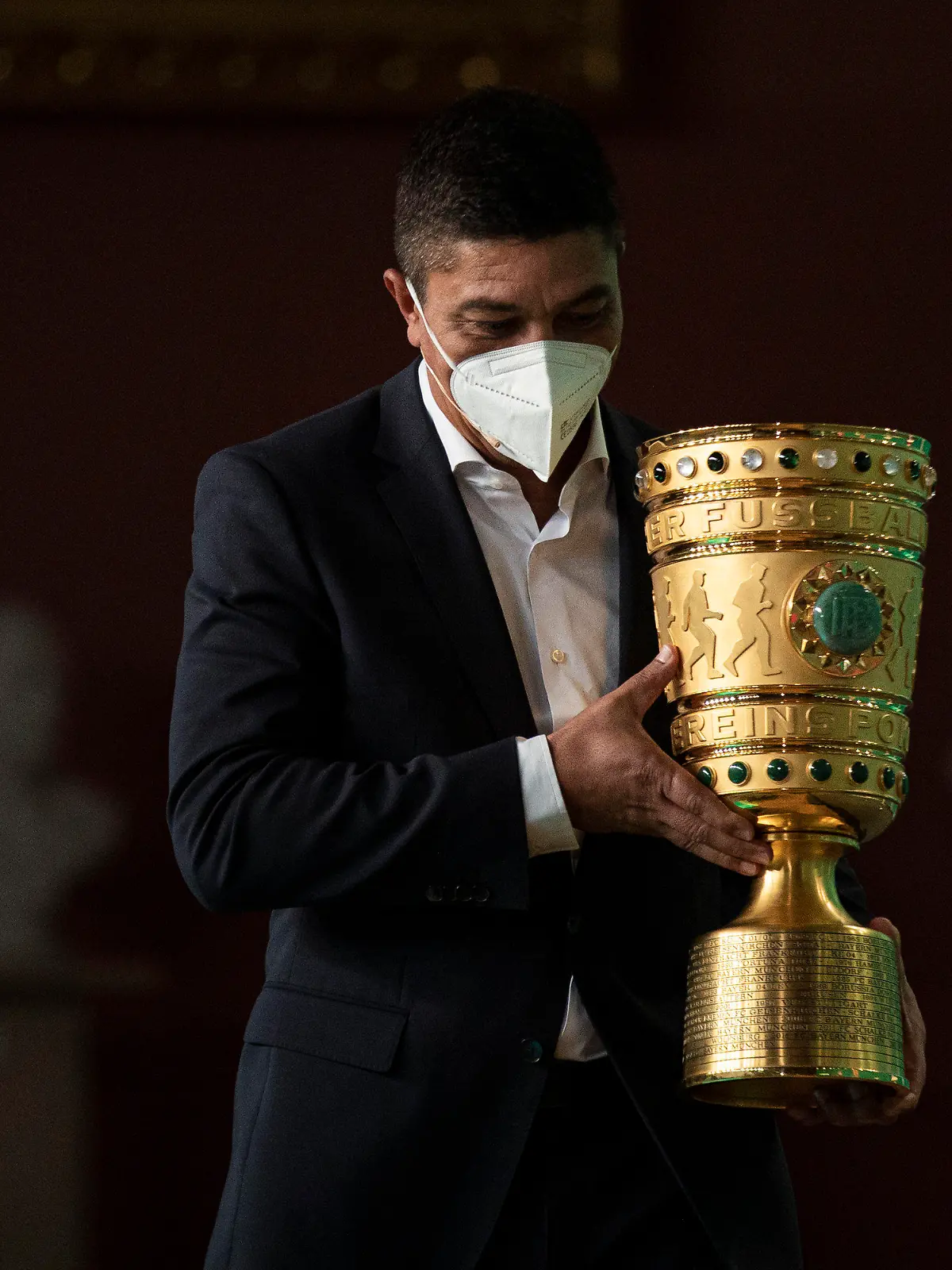 05.05.2021, Berlin: Cup Handover DFB-Pokal 2021 - Giovane Elber Botschafter des ausgeschiedenen Titelverteidigers FC Bayern München, bringt den DFB-Pokal ins Rote Rathaus. (zu "BVB-Boss Watzke: Verständnis für Zuschauerausschluss bei Pokalfinale") Foto: Thomas Boecker/Dfb/DFB/dpa - ACHTUNG: Nur zur redaktionellen Verwendung im Zusammenhang mit der aktuellen Berichterstattung und nur mit vollständiger Nennung des vorstehenden Credits +++ dpa-Bildfunk +++