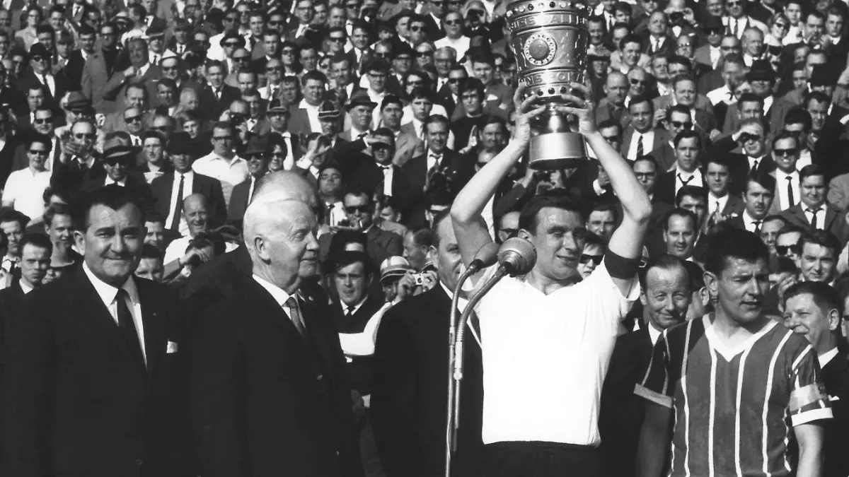 Dortmunds Kapitän Alfred "Aki" Schmidt mit dem Pokal.