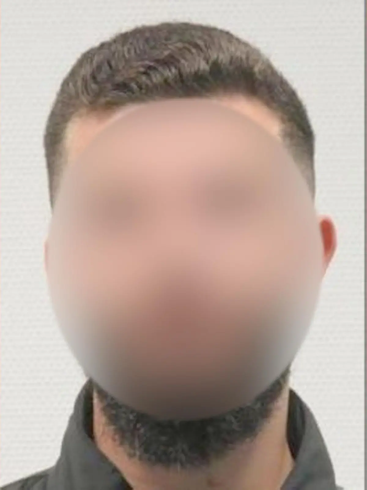 Der Tatverdächtige auf dem Fahndungsbild der Polizei.