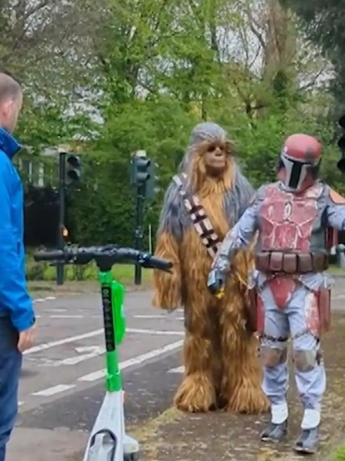 „Ihr Mangel an Ordnung ist beklagenswert!“ – so würden es Elektrorollerfahrer in der Welt von Star Wars möglicherweise vom fiesen Imperator Darth Vader zu hören bekommen, wenn sie ihr Fahrzeug nicht fachgerecht abstellen. In einem Clip der Frankfurter Polizei bekommt es ein solcher Parksünder glücklicherweise „nur“ mit Wookie Chewbacca und Kopfgeldjäger Jango Fett zu tun. Die sind deutlich umgänglicher! Den epischen Blockbuster gibt´s im Video zu sehen.