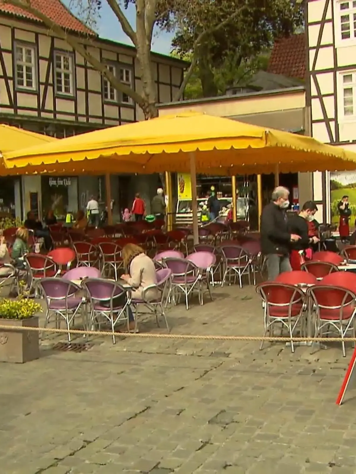 Bild zu: "Restaurants wieder auf"