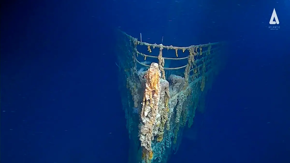 22.08.2019, ---, Atlantischer Ozean: In diesem aus einem Video von Atlantic Productions entnommene Standbild zeigt einen Teil des 1912 gesunkenen Luxusdampfers, "Titanic". Mit fünf Tauchgängen gelang es einer Expeditionscrew, in 3800 Meter Tiefe Videos von dem Wrack zu machen. Bakterien, die sich durch die Schiffshülle fressen, Rost und Ozeanströmungen setzen dem Wrack demnach stark zu. Foto: Atlantic Productions/Atlantic Productions/dpa +++ dpa-Bildfunk +++