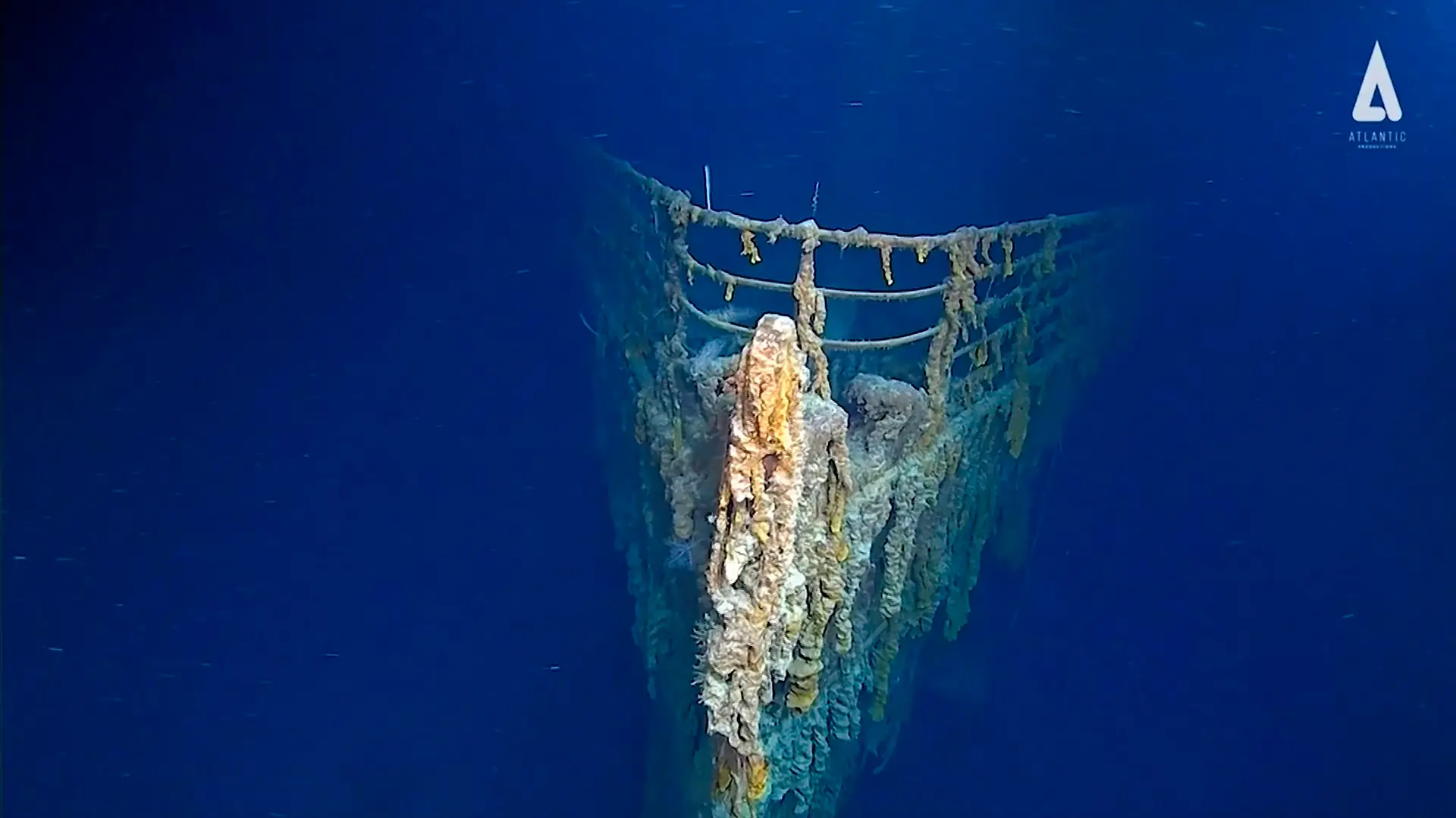 22.08.2019, ---, Atlantischer Ozean: In diesem aus einem Video von Atlantic Productions entnommene Standbild zeigt einen Teil des 1912 gesunkenen Luxusdampfers, "Titanic". Mit fünf Tauchgängen gelang es einer Expeditionscrew, in 3800 Meter Tiefe Videos von dem Wrack zu machen. Bakterien, die sich durch die Schiffshülle fressen, Rost und Ozeanströmungen setzen dem Wrack demnach stark zu. Foto: Atlantic Productions/Atlantic Productions/dpa +++ dpa-Bildfunk +++