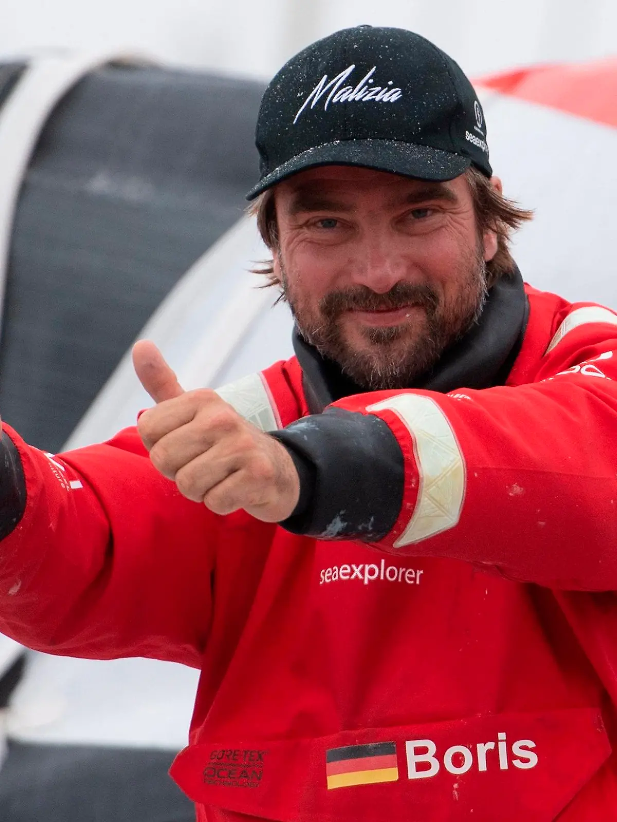 ARCHIV - 28.01.2021, Frankreich, Les Sables-D'olonne: Boris Herrmann, Skipper aus Deutschland, jubelt auf seiner Jacht «Seaexplorer - Yacht Club de Monaco» bei der neunten Auflage der Vendee Globe Weltumsegelung 2020/2021, nachdem er vor der Küste von Les Sables d'Olonne die Ziellinie überquert hat.    (zu dpa "«Traum-Kombination»: Herrmann mit einzigartigem Regattaprogramm") Foto: Loic Venance/POOL AFP/AP/dpa +++ dpa-Bildfunk +++