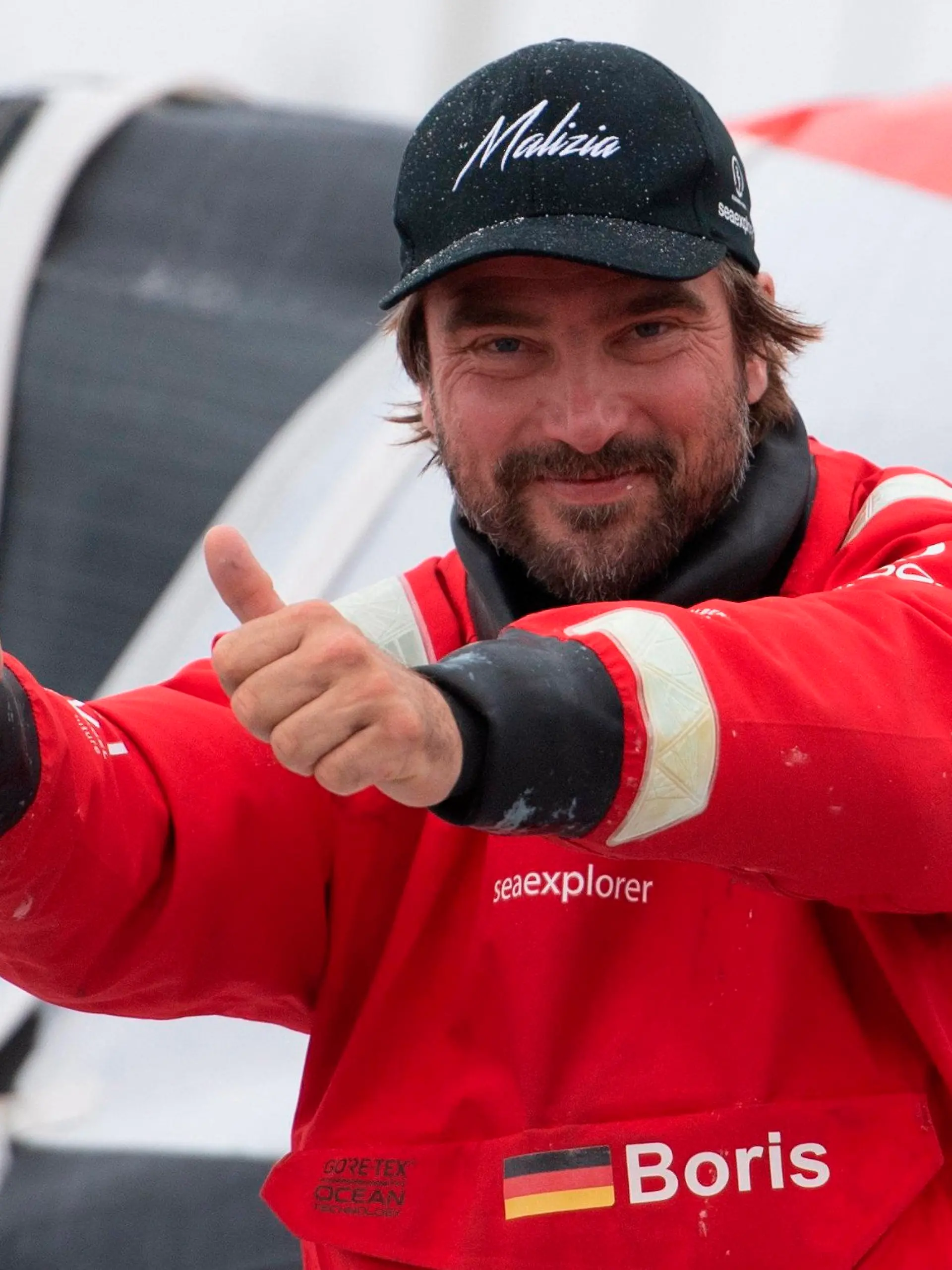 ARCHIV - 28.01.2021, Frankreich, Les Sables-D'olonne: Boris Herrmann, Skipper aus Deutschland, jubelt auf seiner Jacht «Seaexplorer - Yacht Club de Monaco» bei der neunten Auflage der Vendee Globe Weltumsegelung 2020/2021, nachdem er vor der Küste von Les Sables d'Olonne die Ziellinie überquert hat.    (zu dpa "«Traum-Kombination»: Herrmann mit einzigartigem Regattaprogramm") Foto: Loic Venance/POOL AFP/AP/dpa +++ dpa-Bildfunk +++