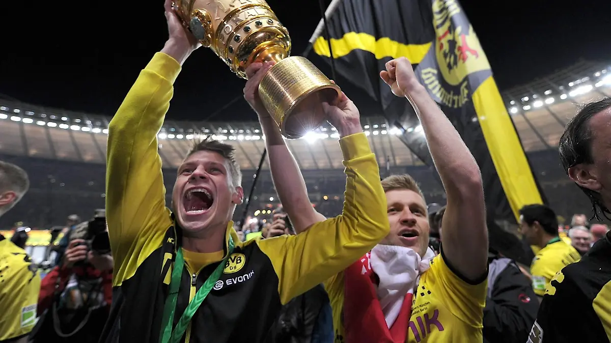 Bildnummer: 10596512 Datum: 12.05.2012 Copyright: imago/Ulmer/Cremer
FUSSBALL DFB POKAL FINALE SAISON 2011/2012 Borussia Dortmund - FC Bayern München 12.05.2012 Lukasz Piszczek (li,) mit Jakub KUBA Blaszczykowski (Borussia Dortmund) PUBLICATIONxNOTxINxAUTxSUIxITA; Fussball Ger DFB Pokal Finale Pokalfinale BVB 2011 2012 Berlin Sieg Sieger Pokalsieg Pokalsieger Objekte Trophäe xdp x0x 2012 quer Aufmacher SPORTS MÜNCHEN FCB BVB HERREN FUSSBALL FUßBALL 1. BUNDESLIGA BUNDESLIGA DFB DFB-POKAL DFB POKAL FINALE POKALFINALE POKALSIEGER TROPHAEE TROPHÄE JUBEL JUBELT JUBELN OPTIMISTISCH FREUDE FREUEN POSITIV POSITIVE EMOTION POSITIVE EMOTIONEN
Image number 10596512 date 12 05 2012 Copyright imago Ulmer Cremer Football DFB Cup Final Season 2011 2012 Borussia Dortmund FC Bavaria Munich 12 05 2012 Lukasz Piszczek left with Jakub Cuba Blaszczykowski Borussia Dortmund PUBLICATIONxNOTxINxAUTxSUIxITA Football ger DFB Cup Final Cup finals Borussia 2011 2012 Berlin Victory Winner Cup victory Cup Winners\u0026#39; Cup Objects Trophy x0x 2012 horizontal Highlight Sports Munich FCB Borussia men Football Football 1 Bundesliga Bundesliga DFB DFB Cup DFB Cup Final Cup finals Cup Winners\u0026#39; Cup Trophy Trophy cheering cheering cheer optimistic happiness Look forward positive positive Emotion positive Emotions