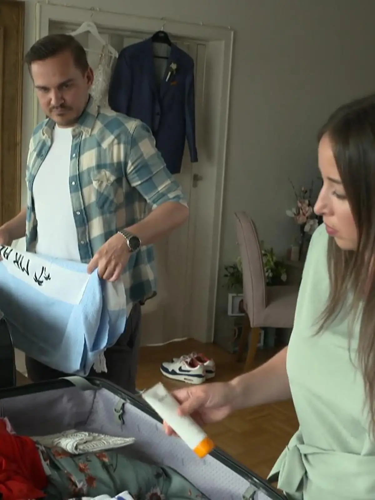 Bild zu: "Sören und Jana packen die Koffer für die Flitterwochen"
