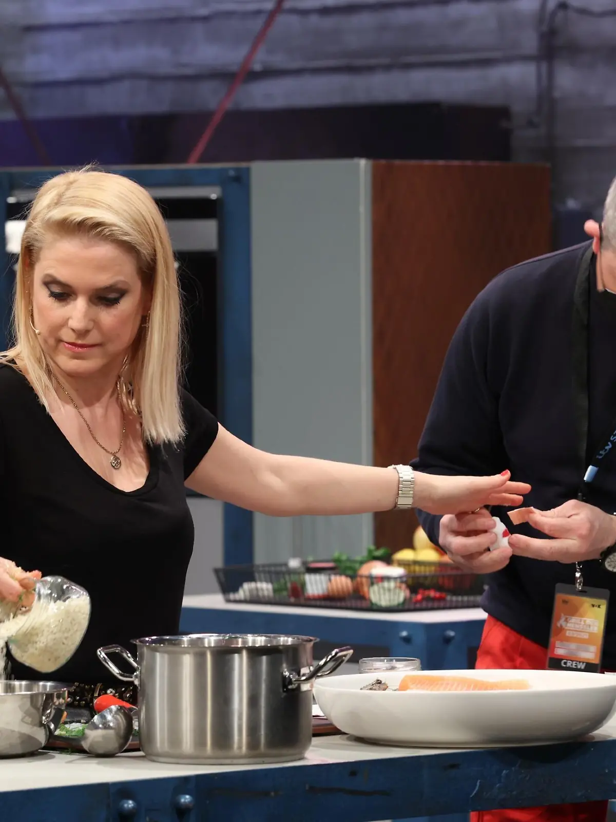 Jeanette Biedermann muss bei ihrem Einsatz bei "Grill den Henssler" 2021 vom Sanitäter behandelt werden.