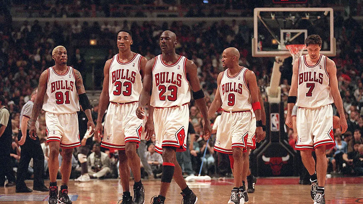 April 24, 1998 - Chicago, IL, USA - From left, Dennis Rodman, Scottie Pippen, Michael Jordan, Ron Harper and Toni Kukoc were big parts of Bulls teams that won three straight NBA Basketball Herren USA titles from 1996 to 1998. Jordan and Pippen were members of the first three-peat team, which won titles from 1991 to 1993. K.C. Johnson: 1995-96 Bulls vs. this seasonis Warriors: Debate centers around defense PUBLICATIONxINxGERxSUIxAUTxONLY - ZUMAm67_ 19980424_zaf_m67_002 Copyright: xNuccioxDinuzzox

April 24 1998 Chicago Il USA From left Dennis Rodman Scottie Pippen Michael Jordan Ron Harper and Toni Kukoc were Big Parts of Bulls Teams that Won Three Straight NBA Basketball men USA titles From 1996 to 1998 Jordan and Pippen were Members of The First Three Peat team Which Won titles From 1991 to 1993 K C Johnson 1995 96 Bulls vs This  Warriors Debate Centers around Defense PUBLICATIONxINxGERxSUIxAUTxONLY ZUMAm67_  Copyright  