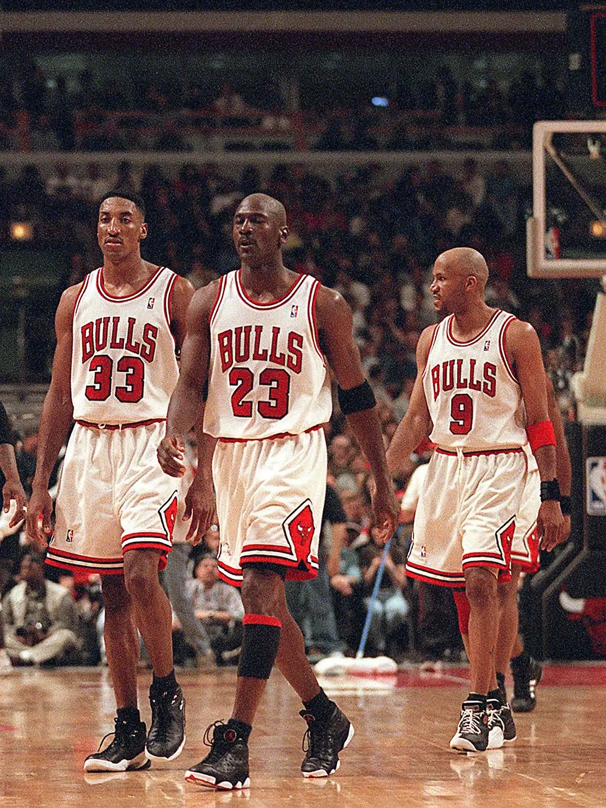 April 24, 1998 - Chicago, IL, USA - From left, Dennis Rodman, Scottie Pippen, Michael Jordan, Ron Harper and Toni Kukoc were big parts of Bulls teams that won three straight NBA Basketball Herren USA titles from 1996 to 1998. Jordan and Pippen were members of the first three-peat team, which won titles from 1991 to 1993. K.C. Johnson: 1995-96 Bulls vs. this seasonis Warriors: Debate centers around defense PUBLICATIONxINxGERxSUIxAUTxONLY - ZUMAm67_ 19980424_zaf_m67_002 Copyright: xNuccioxDinuzzox

April 24 1998 Chicago Il USA From left Dennis Rodman Scottie Pippen Michael Jordan Ron Harper and Toni Kukoc were Big Parts of Bulls Teams that Won Three Straight NBA Basketball men USA titles From 1996 to 1998 Jordan and Pippen were Members of The First Three Peat team Which Won titles From 1991 to 1993 K C Johnson 1995 96 Bulls vs This  Warriors Debate Centers around Defense PUBLICATIONxINxGERxSUIxAUTxONLY ZUMAm67_  Copyright  
