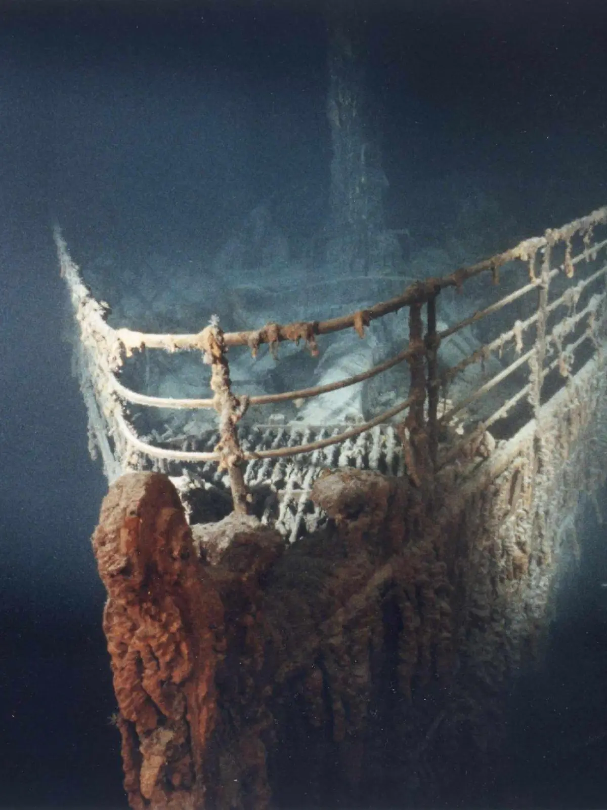 This photo released by the National Geographic Society 06 March show icicles of rust on the prow of the Titanic as it sits two and a half miles down on the floor of the North Atlantic, where it settled after striking an iceberg on 14 April, 1912. This image and others are the subject of a 3-D video being presented at the National Geographic Society's Explorers Hall from 06 March through 05 April in Washington, DC. NO MAGS NO SALES NO ARCHIVES  dpa