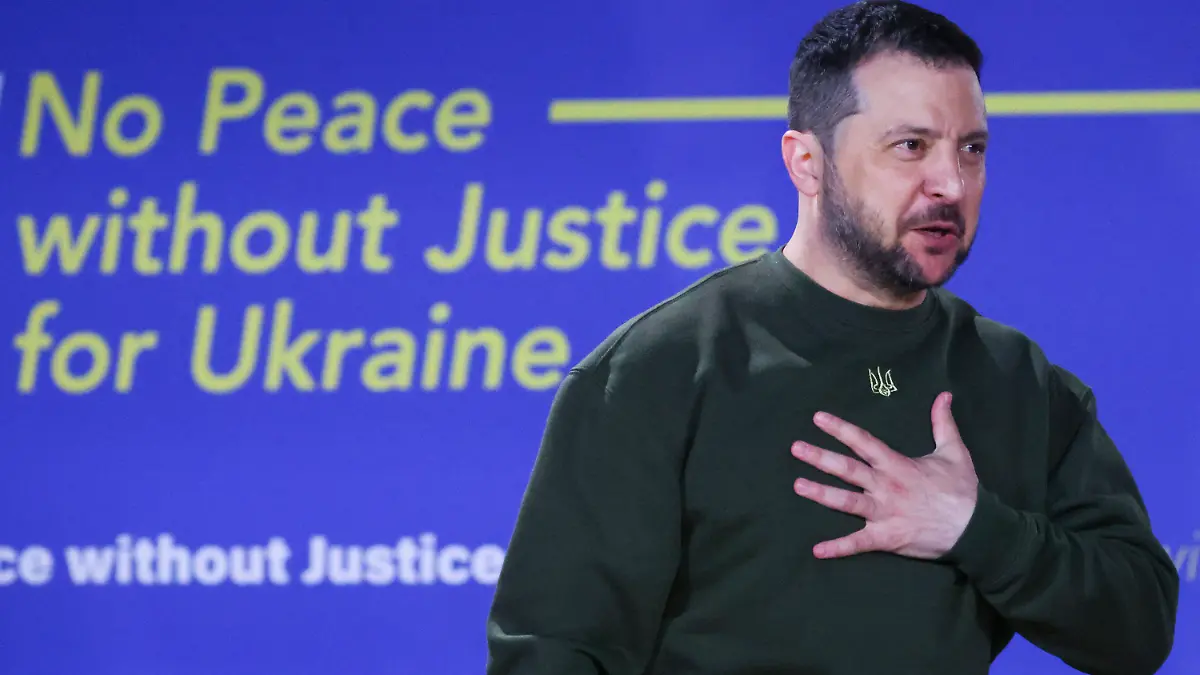 04.05.2023, Niederlande, Den Haag: Wolodymyr Selenskyj, Präsident der Ukraine, hält eine Rede mit dem Titel «Kei n Frieden ohne Gerechtigkeit für die Ukraine». Selenskyj hat den Internationalen Strafgerichtshof in Den Haag besucht. Der Präsident wurde am Donnerstag von Gerichtspräsident Piotr Hofmanski empfangen. Das Weltstrafgericht hatte im März einen internationalen Haftbefehl gegen den russischen Präsidenten Wladimir Putin erlassen wegen mutmaßlicher Kriegsverbrechen in der Ukraine. Foto: Yves Herman/Pool Reuters/AP/dpa +++ dpa-Bildfunk +++
