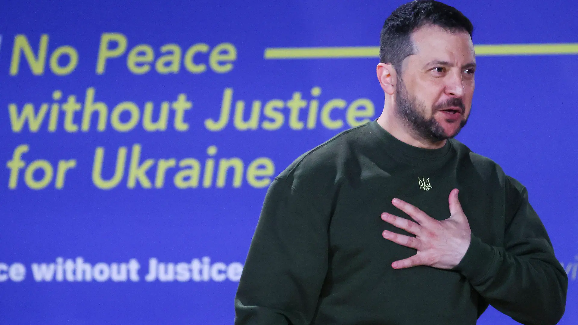 04.05.2023, Niederlande, Den Haag: Wolodymyr Selenskyj, Präsident der Ukraine, hält eine Rede mit dem Titel «Kei n Frieden ohne Gerechtigkeit für die Ukraine». Selenskyj hat den Internationalen Strafgerichtshof in Den Haag besucht. Der Präsident wurde am Donnerstag von Gerichtspräsident Piotr Hofmanski empfangen. Das Weltstrafgericht hatte im März einen internationalen Haftbefehl gegen den russischen Präsidenten Wladimir Putin erlassen wegen mutmaßlicher Kriegsverbrechen in der Ukraine. Foto: Yves Herman/Pool Reuters/AP/dpa +++ dpa-Bildfunk +++