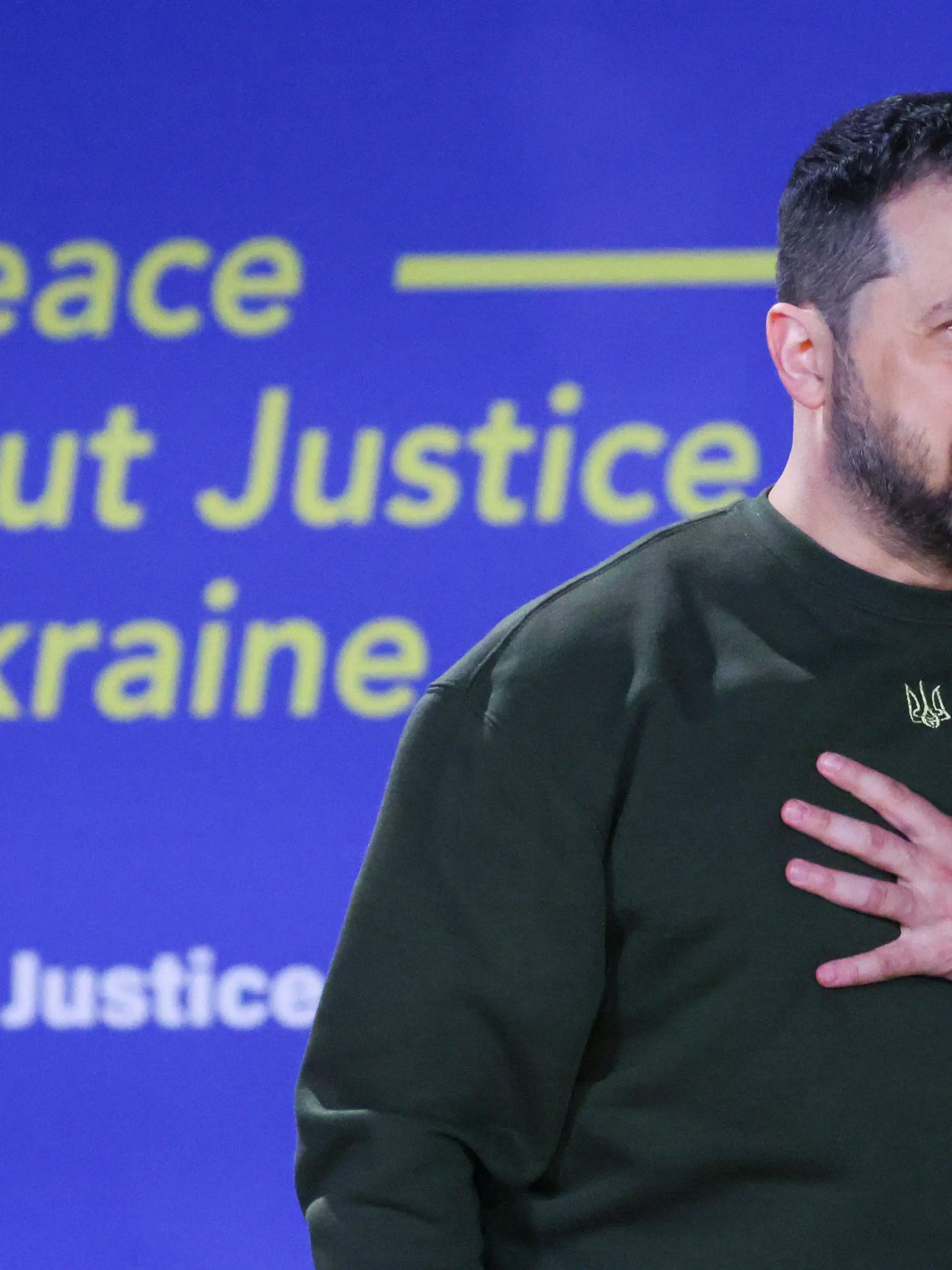 04.05.2023, Niederlande, Den Haag: Wolodymyr Selenskyj, Präsident der Ukraine, hält eine Rede mit dem Titel «Kei n Frieden ohne Gerechtigkeit für die Ukraine». Selenskyj hat den Internationalen Strafgerichtshof in Den Haag besucht. Der Präsident wurde am Donnerstag von Gerichtspräsident Piotr Hofmanski empfangen. Das Weltstrafgericht hatte im März einen internationalen Haftbefehl gegen den russischen Präsidenten Wladimir Putin erlassen wegen mutmaßlicher Kriegsverbrechen in der Ukraine. Foto: Yves Herman/Pool Reuters/AP/dpa +++ dpa-Bildfunk +++