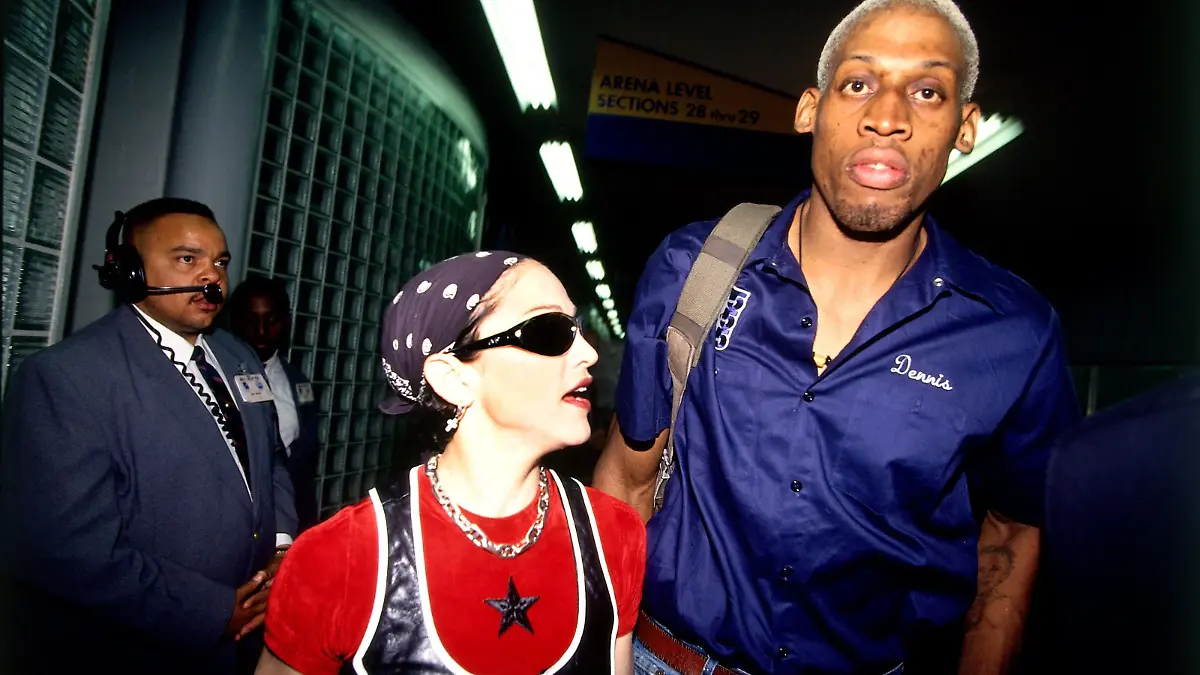 USA - 1994:  Dennis Rodman #10 of the San Antonio Spurs and Madonna strolls through the arena before a 1994 NBA game. NOTE TO USER: User expressly acknowledges that, by downloading and or using this photograph, User is consenting to the terms and conditions of the Getty Images License agreement. Mandatory Copyright Notice: Copyright 1994 NBAE (Photo by Andrew D. Bernstein/NBAE via Getty Images)