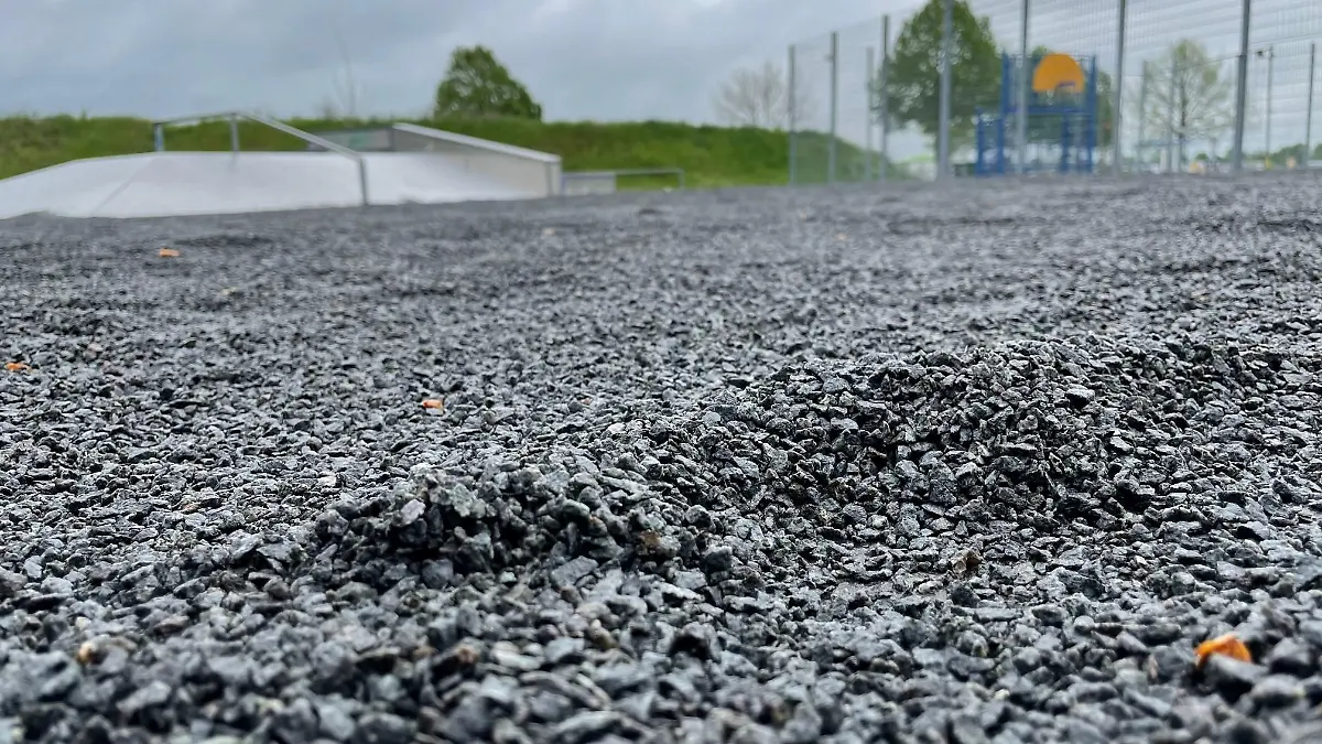 Skaterpark mit Rollsplitt zugeschüttet.