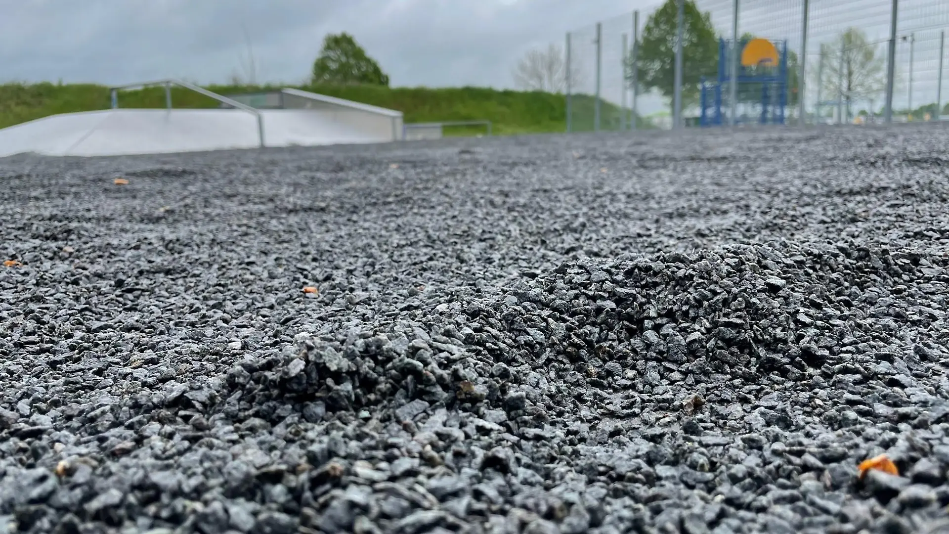 Skaterpark mit Rollsplitt zugeschüttet.
