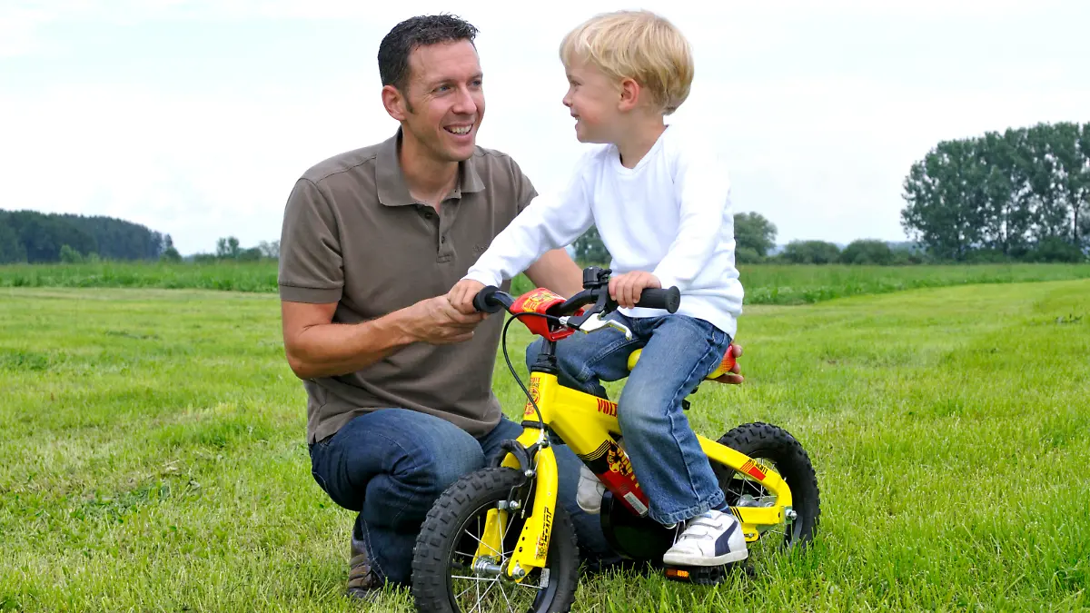 Vater mit Sohn, erstes Fahrrad