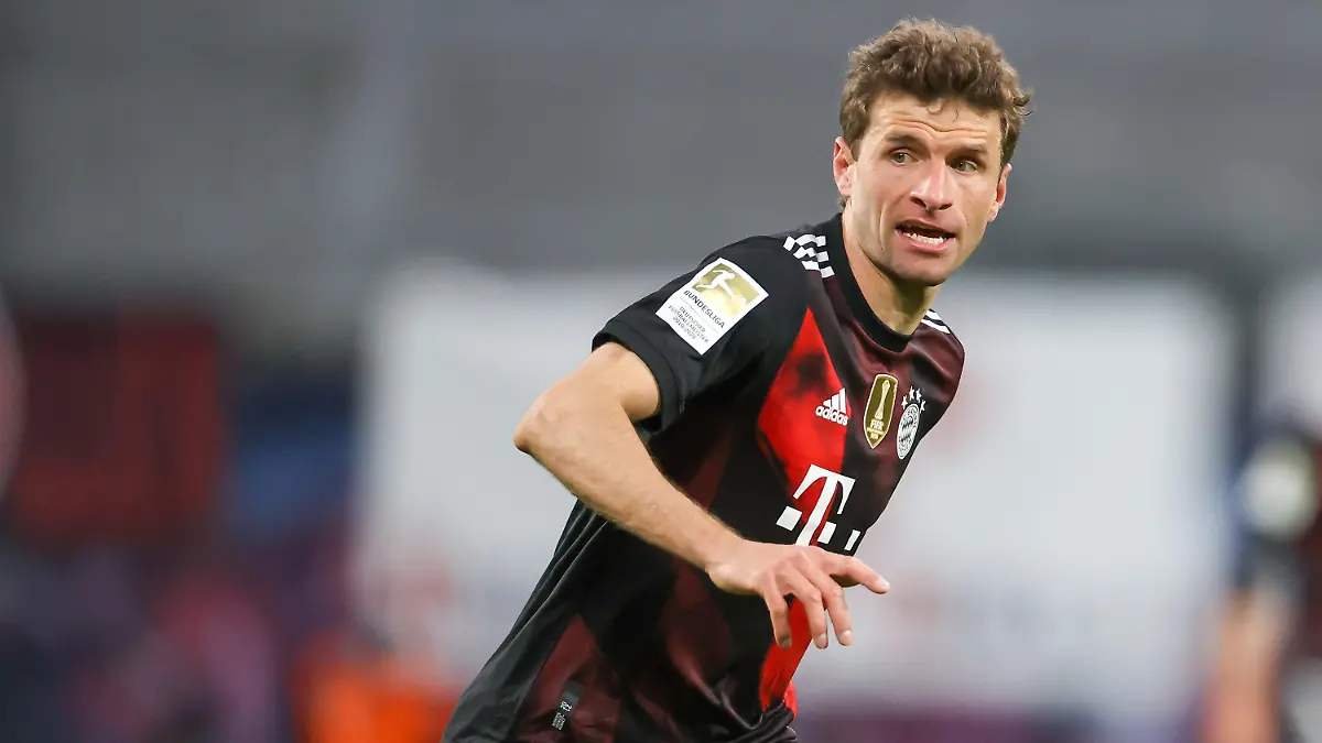 ARCHIV - 03.04.2021, Sachsen, Leipzig: Fußball: Bundesliga, 27. Spieltag, RB Leipzig - Bayern München in der Red-Bull-Arena Leipzig. Münchens Mittelfeldspieler Thomas Müller reagiert. (zu dpa: "Bayerns Müller vor möglicher Meisterentscheidung: «Hunger geholt»") Foto: Jan Woitas/dpa-Zentralbild/dpa +++ dpa-Bildfunk +++