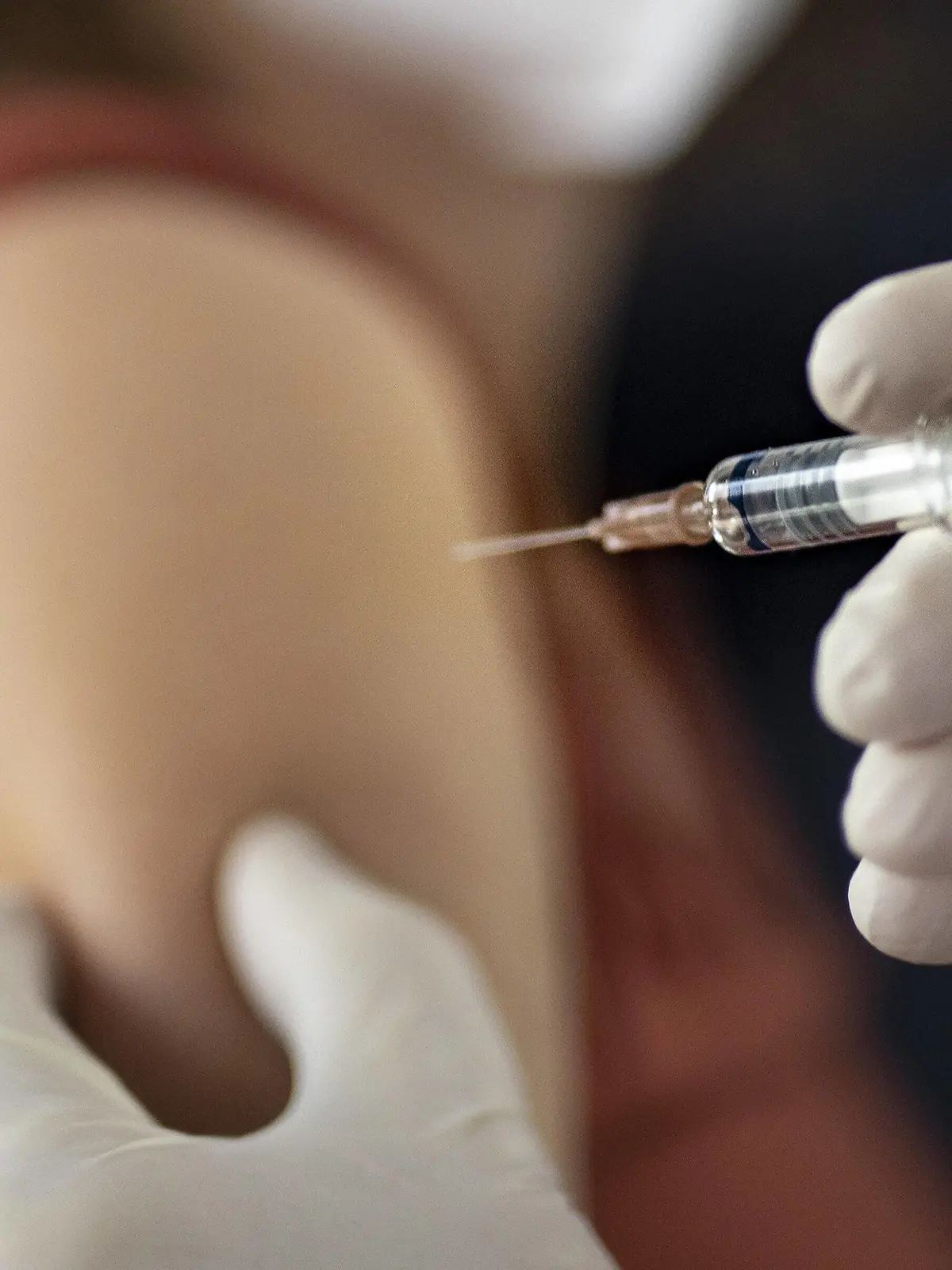  Thema: Impfung. Hand mit Spritze vor einem Oberarm Bonn Deutschland *** subject vaccination hand with syringe in front of an upper arm Bonn Germany Copyright: xUtexGrabowsky/photothek.netx