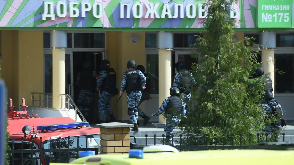 11.05.2021, Russland, Kasan: Bewaffnete Einsatzkräfte gehen zum dem Gymnasium Nummer 175. Bei einem Angriff auf die Schule sind mehrere Menschen getötet worden. Foto: Maksim Bogodvid/Sputnik/dpa +++ dpa-Bildfunk +++