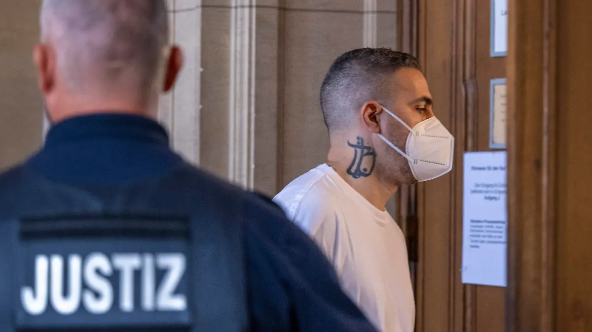 08.08.2022, Berlin: Anis Mohamed Youssef Ferchichi, bekannt unter dem Künstlernamen Bushido, kommt zu Beginn der Verhandlung im Prozess gegen den Chef eines bekannten arabischstämmigen Clans und drei seiner Brüder in einen Gerichtssaal. Der Clanchef und seine Brüder stehen unter anderem wegen schwerer räuberischer Erpressung, Freiheitsberaubung und gefährlicher Körperverletzung vor Gericht. Foto: Monika Skolimowska/dpa +++ dpa-Bildfunk +++
