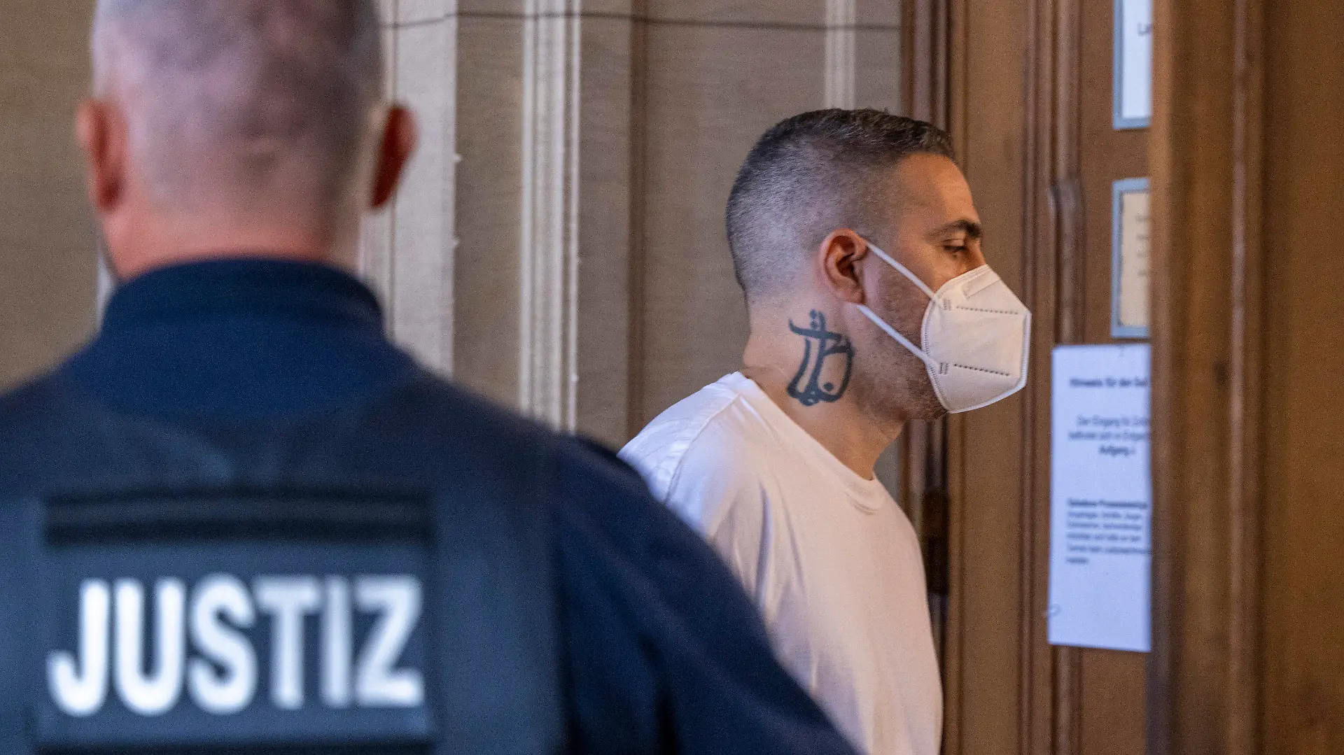 08.08.2022, Berlin: Anis Mohamed Youssef Ferchichi, bekannt unter dem Künstlernamen Bushido, kommt zu Beginn der Verhandlung im Prozess gegen den Chef eines bekannten arabischstämmigen Clans und drei seiner Brüder in einen Gerichtssaal. Der Clanchef und seine Brüder stehen unter anderem wegen schwerer räuberischer Erpressung, Freiheitsberaubung und gefährlicher Körperverletzung vor Gericht. Foto: Monika Skolimowska/dpa +++ dpa-Bildfunk +++
