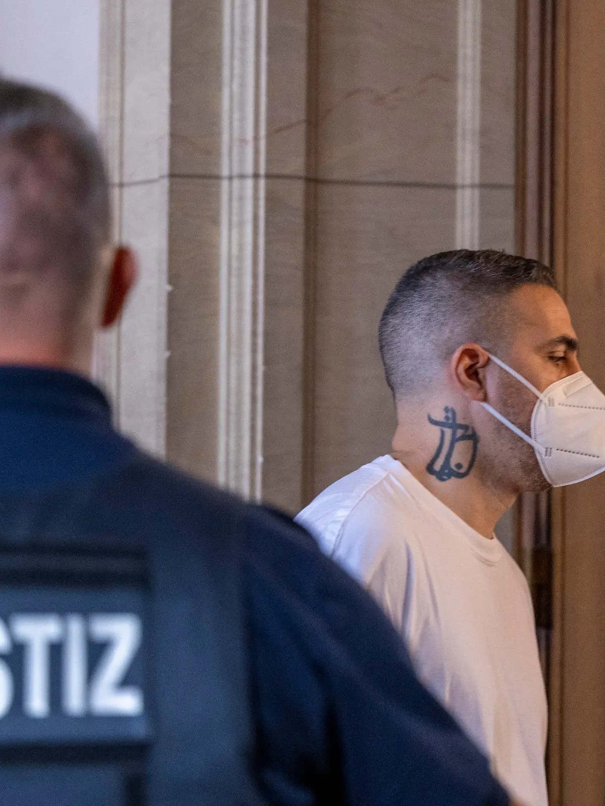08.08.2022, Berlin: Anis Mohamed Youssef Ferchichi, bekannt unter dem Künstlernamen Bushido, kommt zu Beginn der Verhandlung im Prozess gegen den Chef eines bekannten arabischstämmigen Clans und drei seiner Brüder in einen Gerichtssaal. Der Clanchef und seine Brüder stehen unter anderem wegen schwerer räuberischer Erpressung, Freiheitsberaubung und gefährlicher Körperverletzung vor Gericht. Foto: Monika Skolimowska/dpa +++ dpa-Bildfunk +++