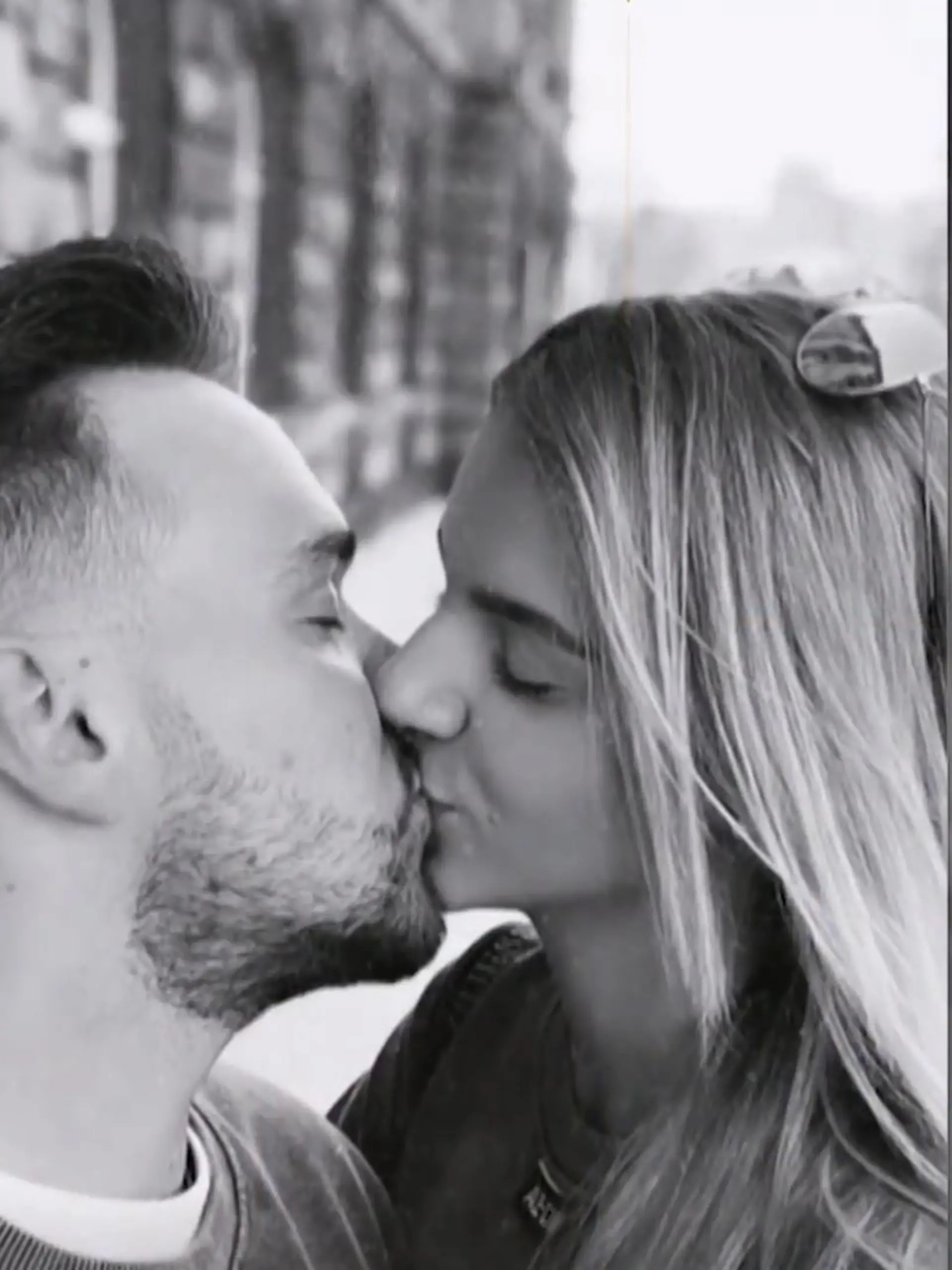Die DSDS-Stars Kevin Jenewein und Pia-Sophie Remmel posten ein Bild als Liebespaar.