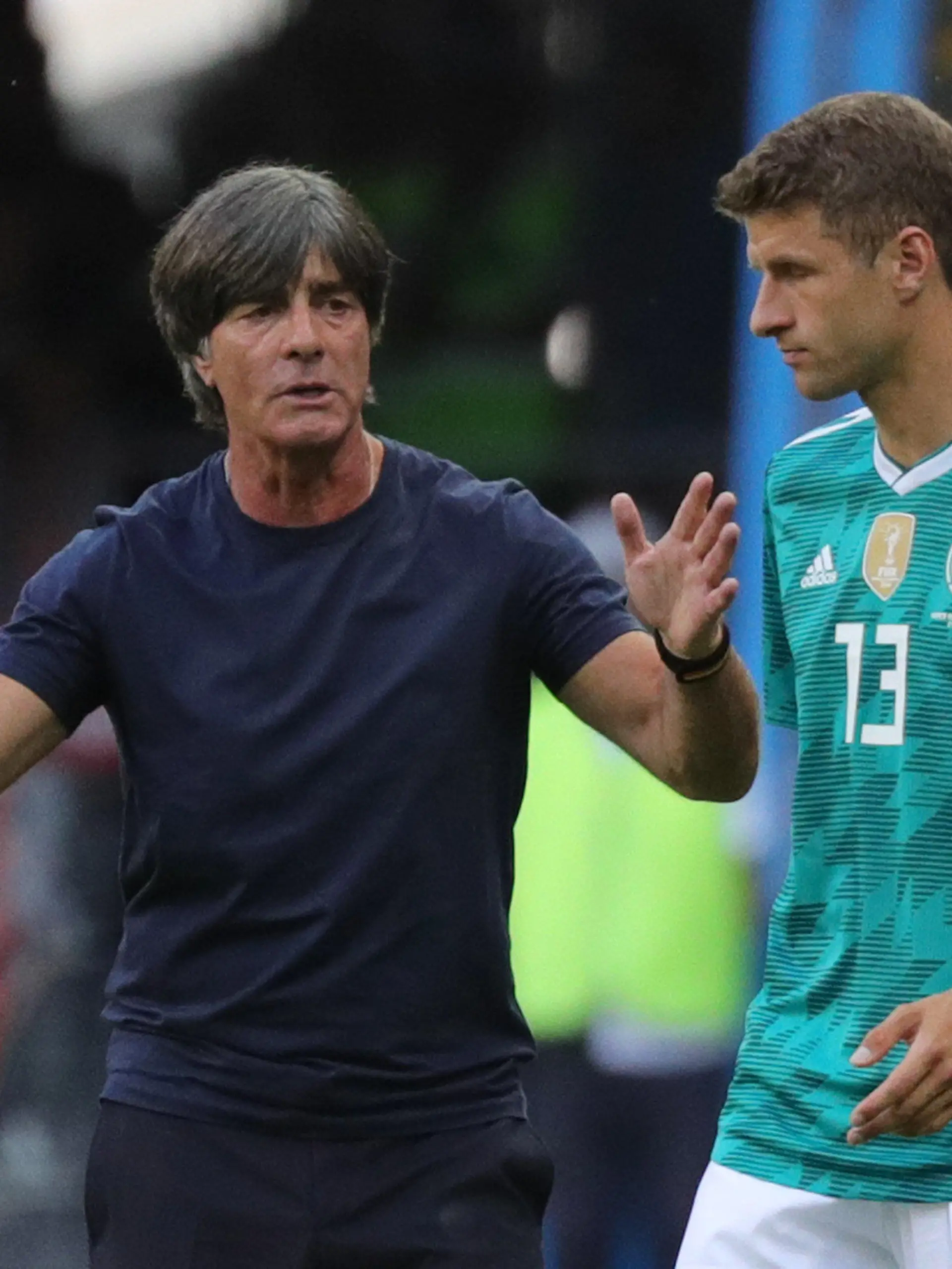 ARCHIV - 27.06.2018, Russland, Kasan: Trainer Joachim Löw (l) spricht mit seinem Spieler Thomas Müller. Fußball-Bundestrainer Joachim Löw will den ehemaligen Nationalspieler Thomas Müller nach Informationen der «Bild»-Zeitung zur Europameisterschaft in die DFB-Auswahl zurückholen. Foto: Christian Charisius/dpa +++ dpa-Bildfunk +++