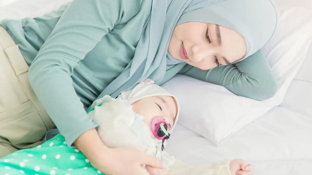 Eine 27-jährige Britin darf nach künstlichem Koma endlich ihr Baby in den Armen halten.