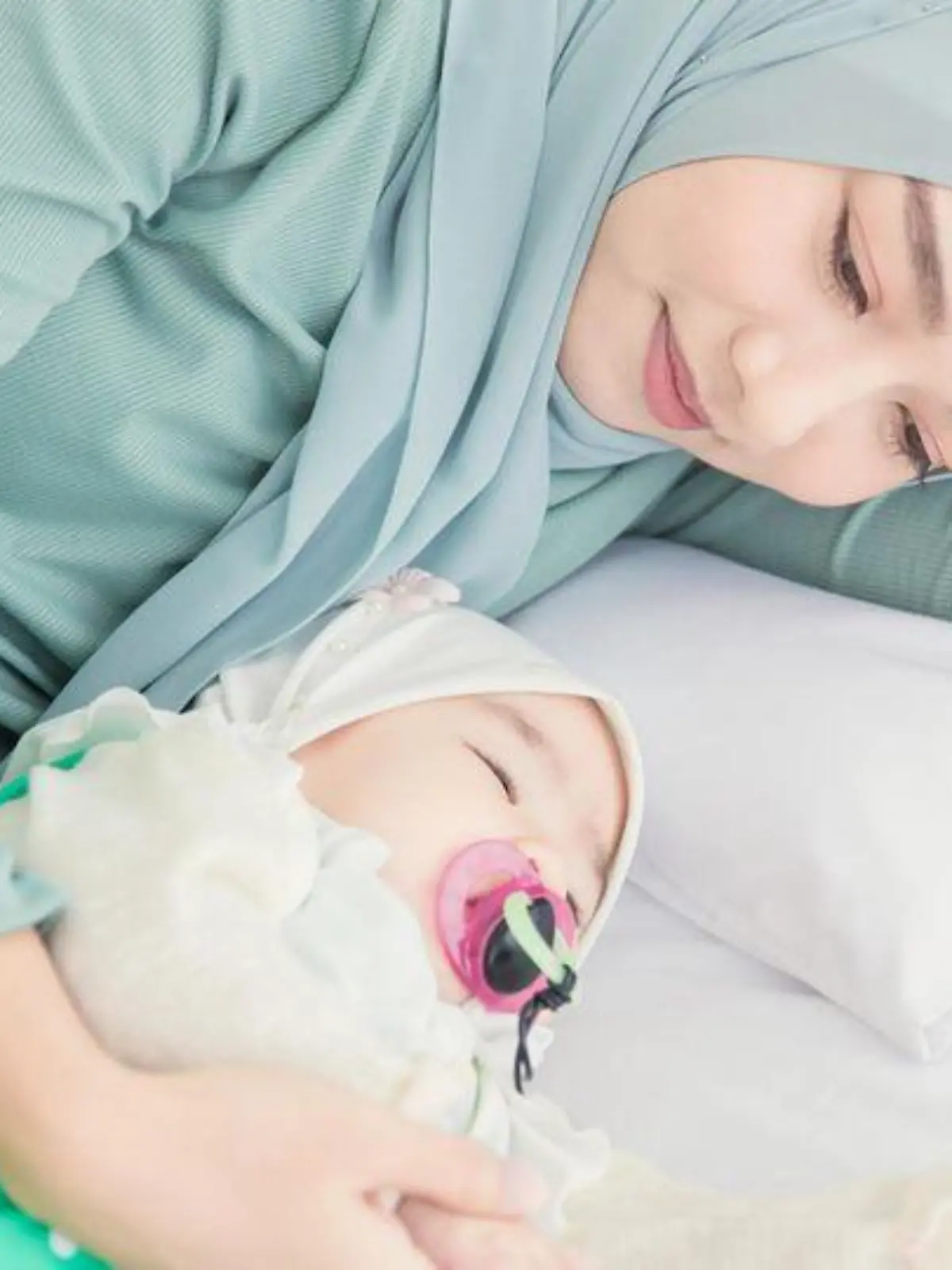 Eine 27-jährige Britin darf nach künstlichem Koma endlich ihr Baby in den Armen halten.