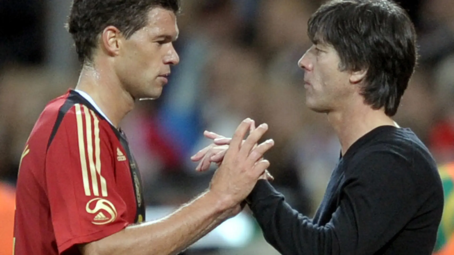ARCHIV - Der damalige Kapitän der deutschen Fussball-Nationalmannschaft, Michael Ballack, (l) klatscht sich am 05.09.2009 mit Bundestrainer Joachim Löw bei seiner Auswechslung im Test-Länderspiel Deutschland - Südafrika in Leverkusen ab. Löw hat mit großer Freude auf Michael Ballacks Einladung zu dessen Abschiedsspiel am 5. Juni in Leipzig reagiert. Foto: Federico Gambarini dpa (zu dpa 1000 vom 14.03.2013) +++(c) dpa - Bildfunk+++
