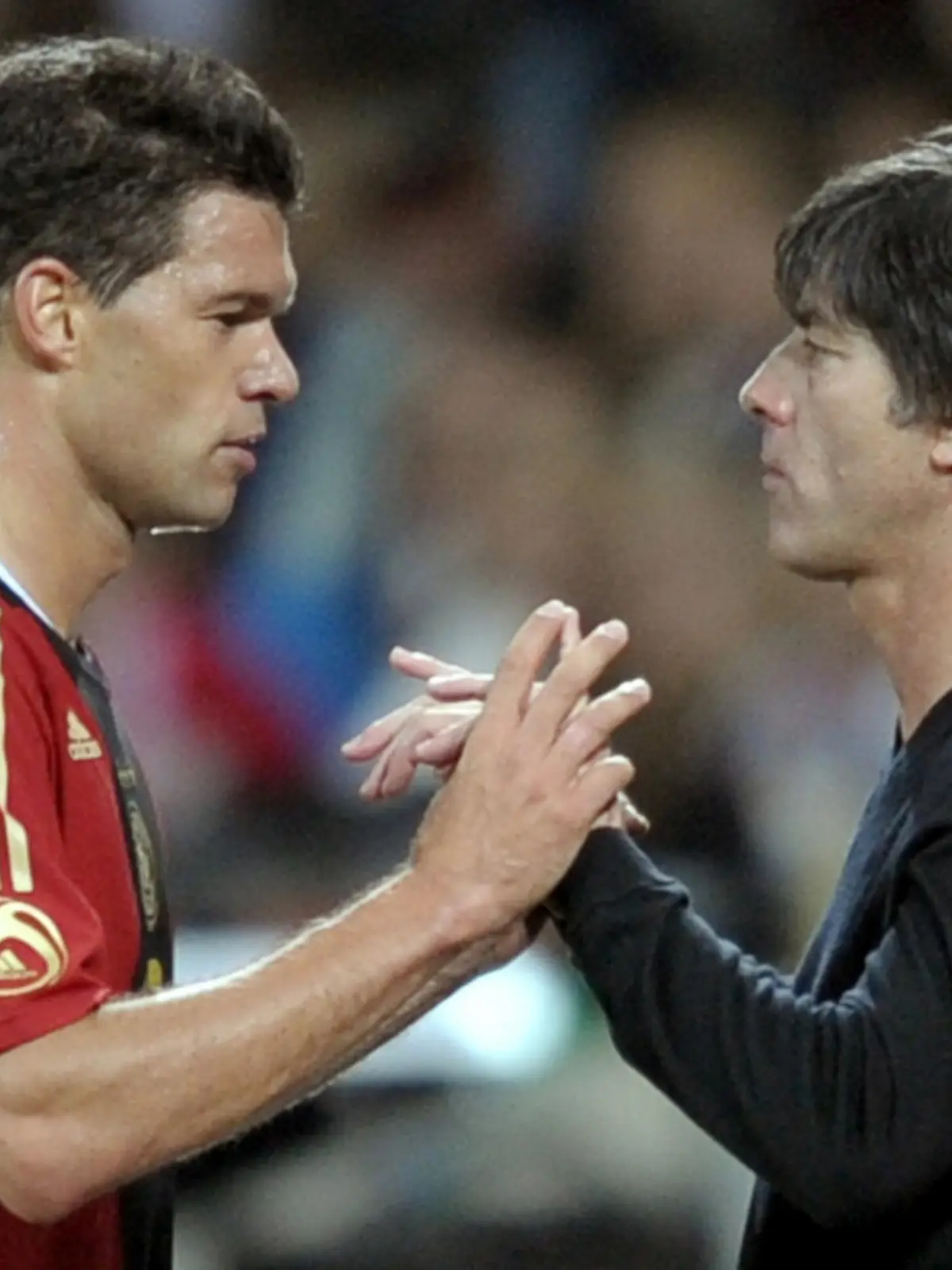 ARCHIV - Der damalige Kapitän der deutschen Fussball-Nationalmannschaft, Michael Ballack, (l) klatscht sich am 05.09.2009 mit Bundestrainer Joachim Löw bei seiner Auswechslung im Test-Länderspiel Deutschland - Südafrika in Leverkusen ab. Löw hat mit großer Freude auf Michael Ballacks Einladung zu dessen Abschiedsspiel am 5. Juni in Leipzig reagiert. Foto: Federico Gambarini dpa (zu dpa 1000 vom 14.03.2013) +++(c) dpa - Bildfunk+++