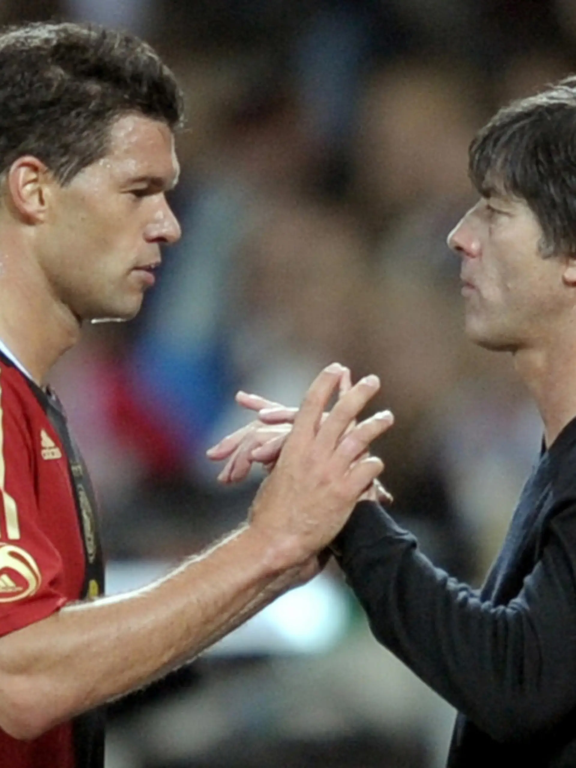 ARCHIV - Der damalige Kapitän der deutschen Fussball-Nationalmannschaft, Michael Ballack, (l) klatscht sich am 05.09.2009 mit Bundestrainer Joachim Löw bei seiner Auswechslung im Test-Länderspiel Deutschland - Südafrika in Leverkusen ab. Löw hat mit großer Freude auf Michael Ballacks Einladung zu dessen Abschiedsspiel am 5. Juni in Leipzig reagiert. Foto: Federico Gambarini dpa (zu dpa 1000 vom 14.03.2013) +++(c) dpa - Bildfunk+++
