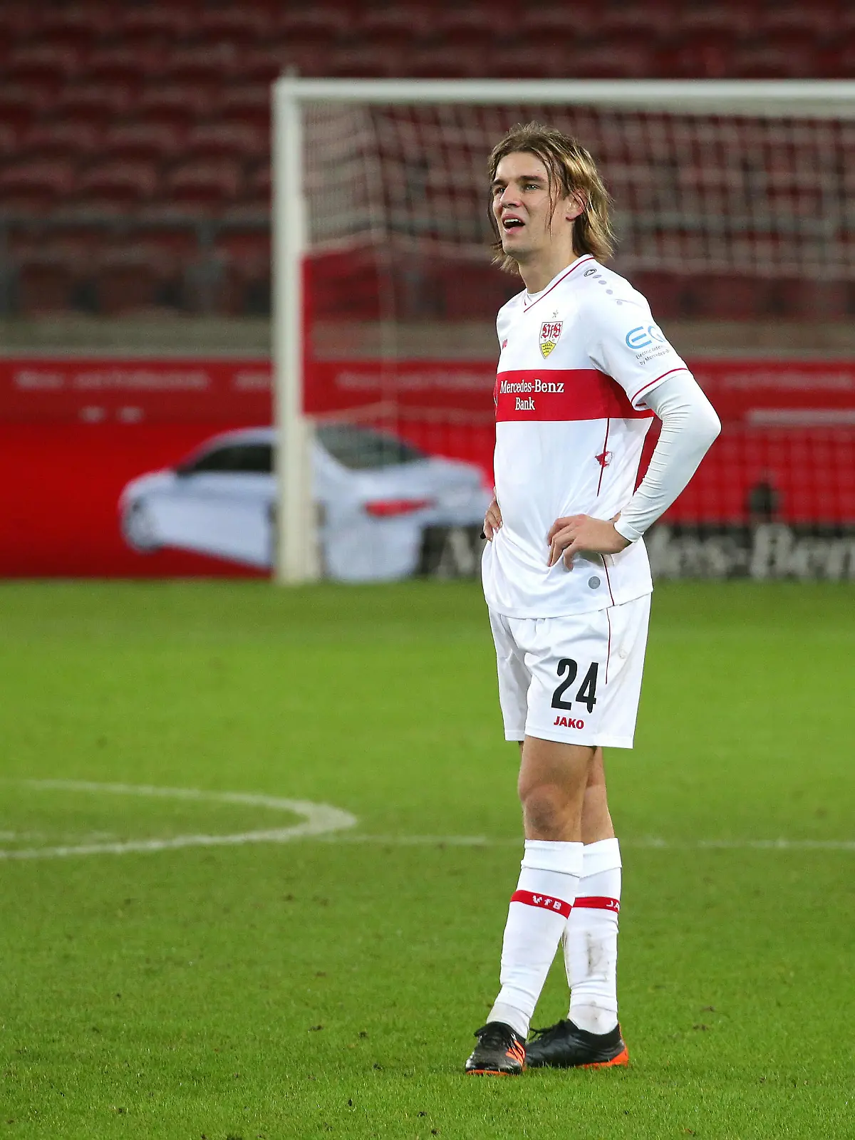  Fußball Bundesliga VfB Stuttgart vs. Bayern München Stuttgart, Bundesliga, VfB Stuttgart vs. Bayern München, Borna Sosa VfB enttäuscht Pressefoto Baumann / Hansjürgen Britsch / Pool DFL REGULATIONS PROHIBIT ANY USE OF PHOTOGRAPHS AS IMAGE SEQUENCES AND OR QUASI VIDEO EDITORIAL USE ONLY NATIONAL AND INTERNATIONAL NEWS AGENCIES OUT Mercedes-Benz Arena Baden-Würrttemberg *** Football Bundesliga VfB Stuttgart vs Bayern Munich Stuttgart, Bundesliga, VfB Stuttgart vs Bayern Munich, Borna Sosa VfB disappoints Press Photo Baumann Hansjürgen Britsch Pool DFL REGULATIONS PROHIBIT ANY USE OF PHOTOGRAPHS AS IMAGE SEQUENCES AND OR QUASI VIDEO EDITORIAL USE ONLY NATIONAL AND INTERNATIONAL NEWS AGENCIES OUT Mercedes Benz Arena Baden Württemberg Poolfoto Pressefoto Bauman/Hansjürgen Br ,EDITORIAL USE ONLY