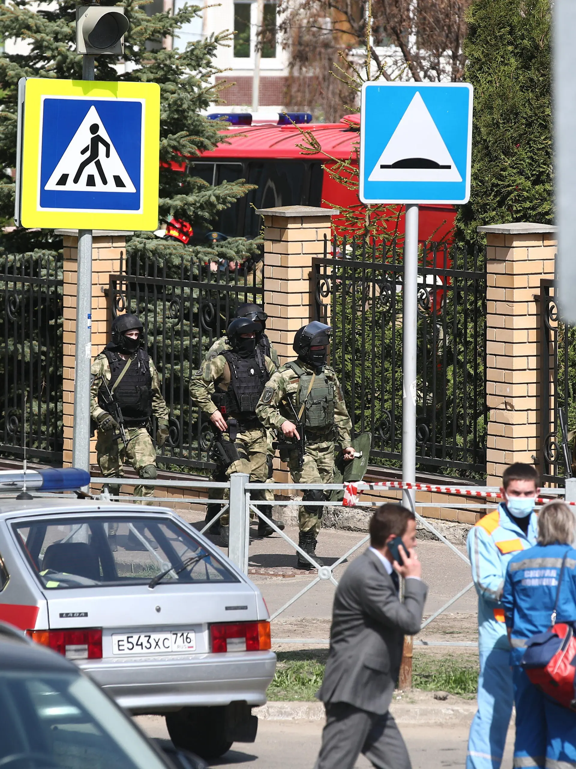 11.05.2021, Russland, Kasan: Bewaffnete Einsatzkräfte gehen zum dem Gymnasium Nummer 175. Bei einem Angriff auf die Schule sind mehrere Menschen getötet worden. Foto: Yegor Aleyev/Tass/dpa +++ dpa-Bildfunk +++