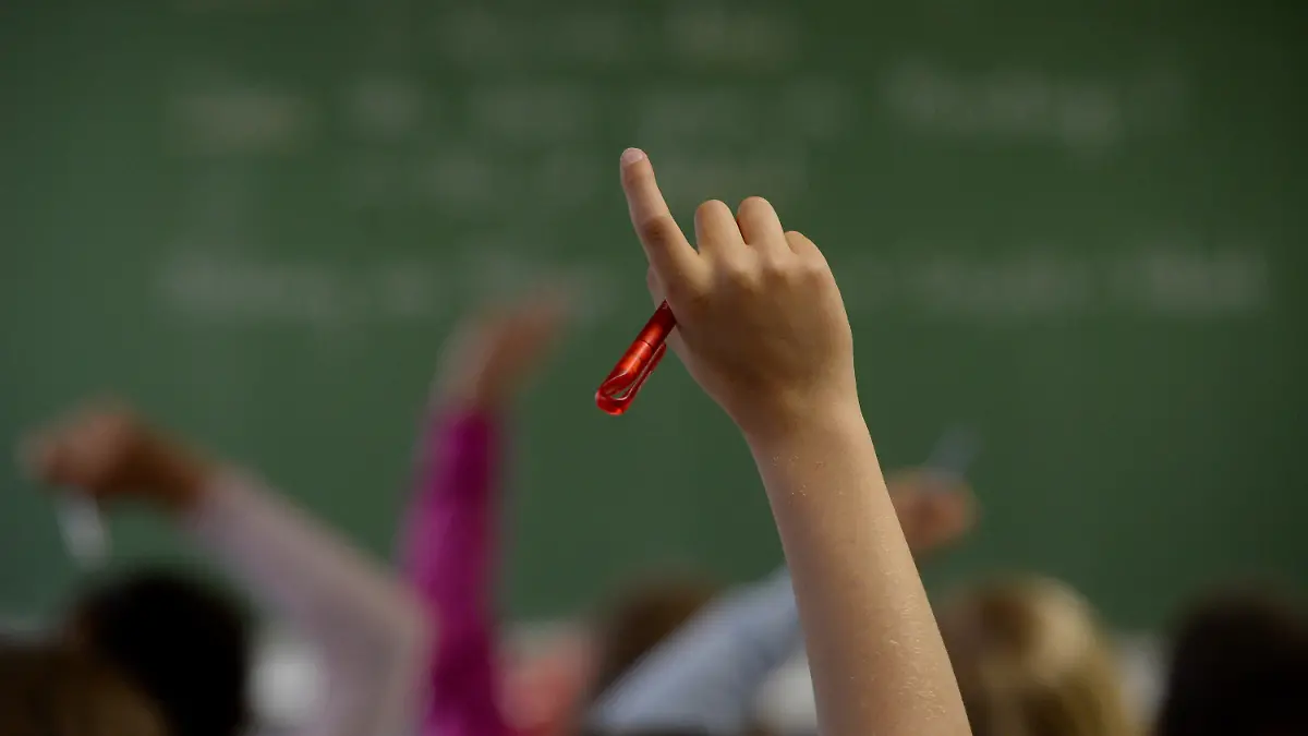ARCHIV - ILLUSTRATION - 20.05.2015, Baden-Württemberg, Esslingen: Eine Schülerin meldet sich in einem Klassenzimmer während des Englischunterrichts der Klasse 5e. (zu dpa: «Entlassung von Lehrern über die Sommerferien" vom 01.07.2018) Foto: Marijan Murat/dpa +++ dpa-Bildfunk +++