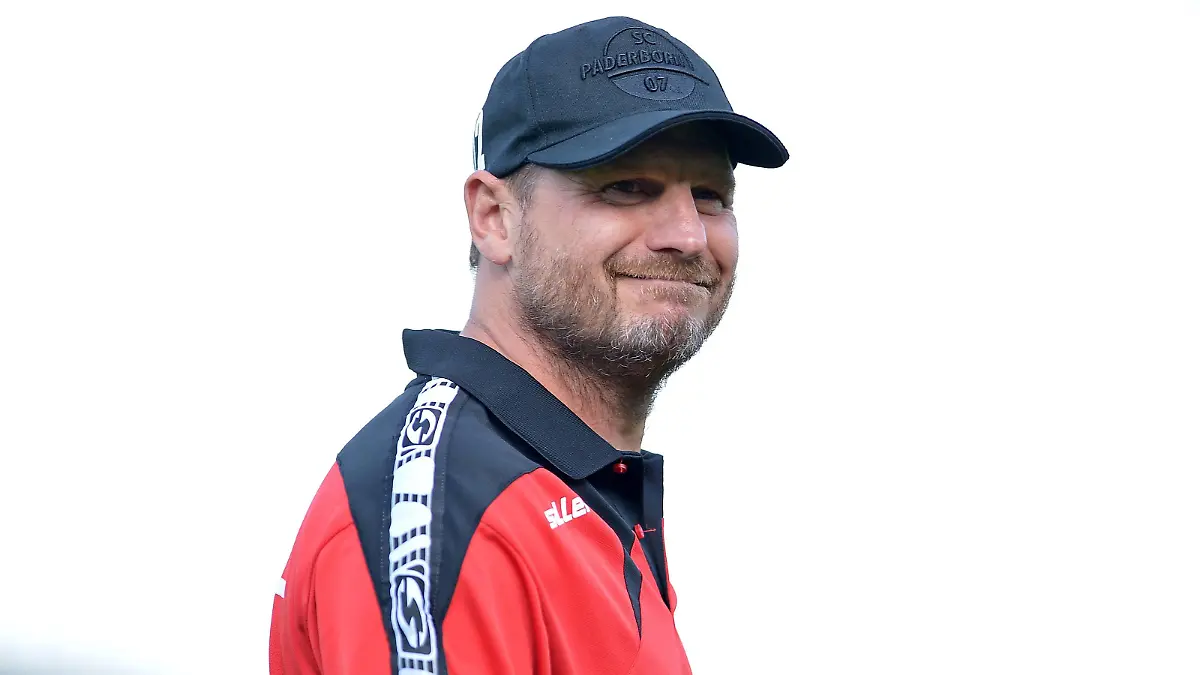 Verl, Germany 05.07.2018, 2. Bundesliga Testspiel, SC Verl vs. SC Paderborn 07, Trainer Steffen Baumgart (Paderborn) lacht, lachen ( DeFodi521 *** Verl Germany 05 07 2018 2 Bundesliga friendly match SC Verl vs SC Paderborn 07 Coach Steffen Baumgart Paderborn laughs laugh DeFodi521