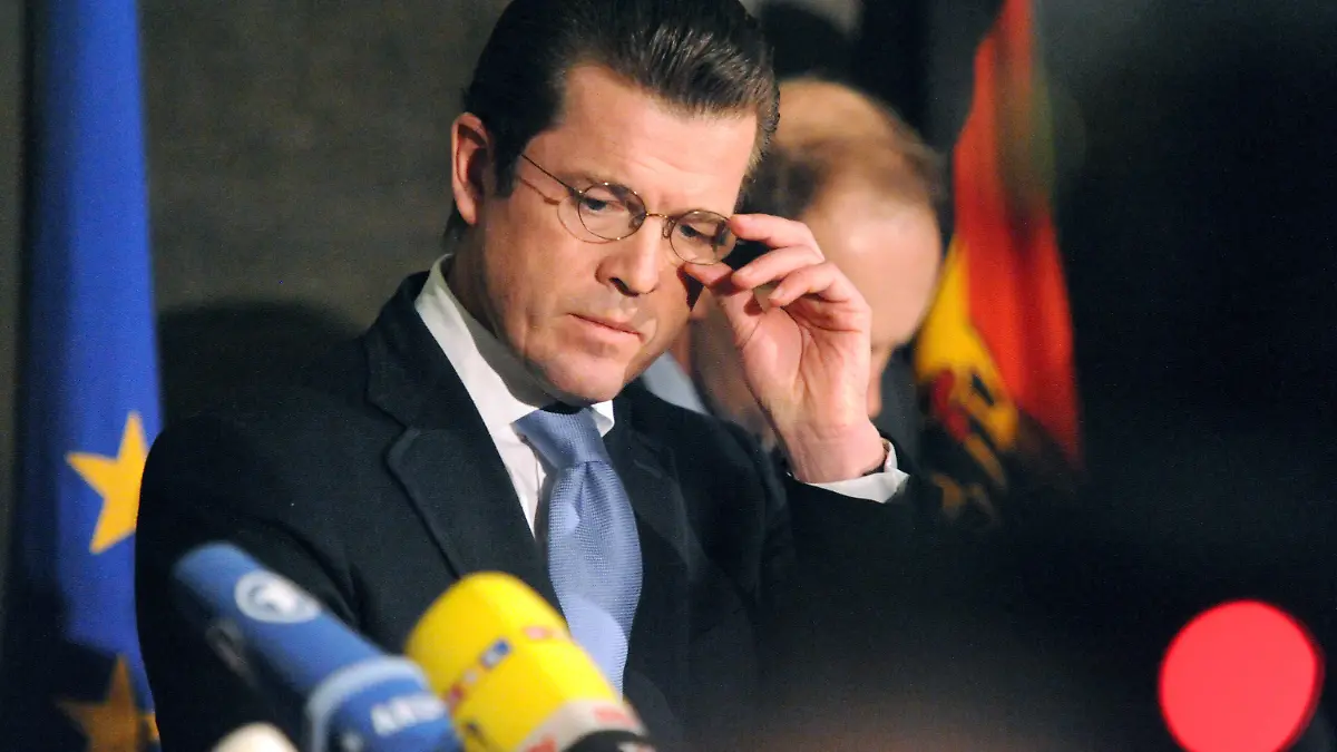 ARCHIV - Der damalige Verteidigungsminister Karl Theodor zu Guttenberg (CSU) richtet sich am 18.02.2011 in Berlin im Bundesverteidigunsministerium während eines Pressestatements die Brille. Am Mittwoch (11.05.2011) stellt die Universität Bayreuth ihren Abschlussbericht über die Doktorarbeit von Karl-Theodor zu Guttenberg vor. Foto: Tobias Kleinschmidt dpa (zu dpa1688 vom 10.05.2011) +++(c) dpa - Bildfunk+++