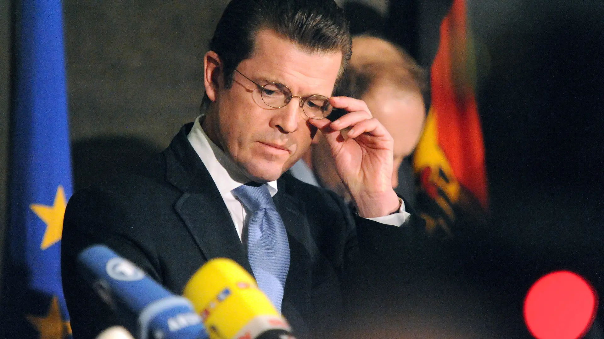 ARCHIV - Der damalige Verteidigungsminister Karl Theodor zu Guttenberg (CSU) richtet sich am 18.02.2011 in Berlin im Bundesverteidigunsministerium während eines Pressestatements die Brille. Am Mittwoch (11.05.2011) stellt die Universität Bayreuth ihren Abschlussbericht über die Doktorarbeit von Karl-Theodor zu Guttenberg vor. Foto: Tobias Kleinschmidt dpa (zu dpa1688 vom 10.05.2011)  +++(c) dpa - Bildfunk+++
