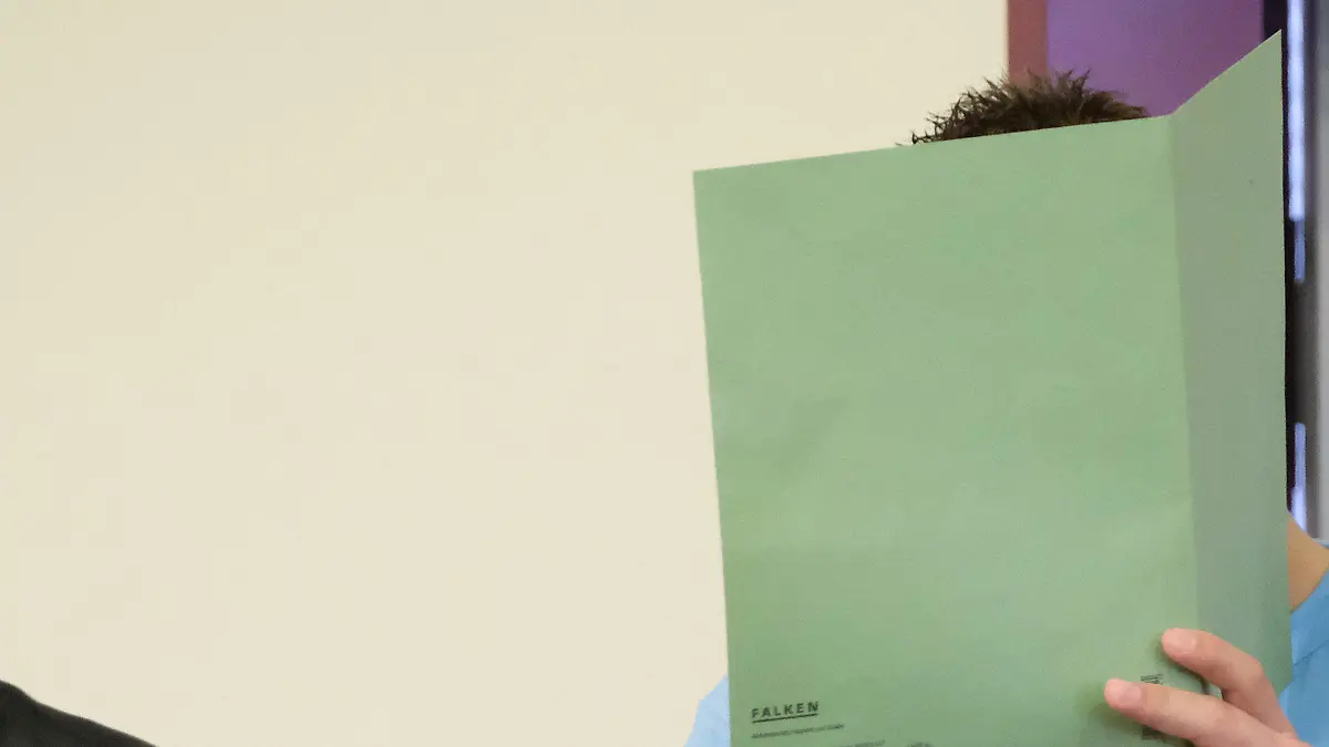 Der Angeklagte Sebastian F. steht am 04.08.2017 in Dessau-Roßlau in einem Saal des Landgerichts. Das Landgericht Dessau-Roßlau hat den Vergewaltiger und Mörder einer chinesischen Studentin zu einer lebenslangen Freiheitsstrafe verurteilt. Seine mitangeklagte Ex-Partnerin erhielt am Freitag eine Jugendstrafe von fünf Jahren und sechs Monaten wegen sexueller Nötigung. Zudem wurden beide zu einer Schmerzensgeldzahlung in Höhe von insgesamt 60 000 Euro verurteilt. Foto: Sebastian Willnow/dpa-Zentralbild/dpa +++(c) dpa - Bildfunk+++
