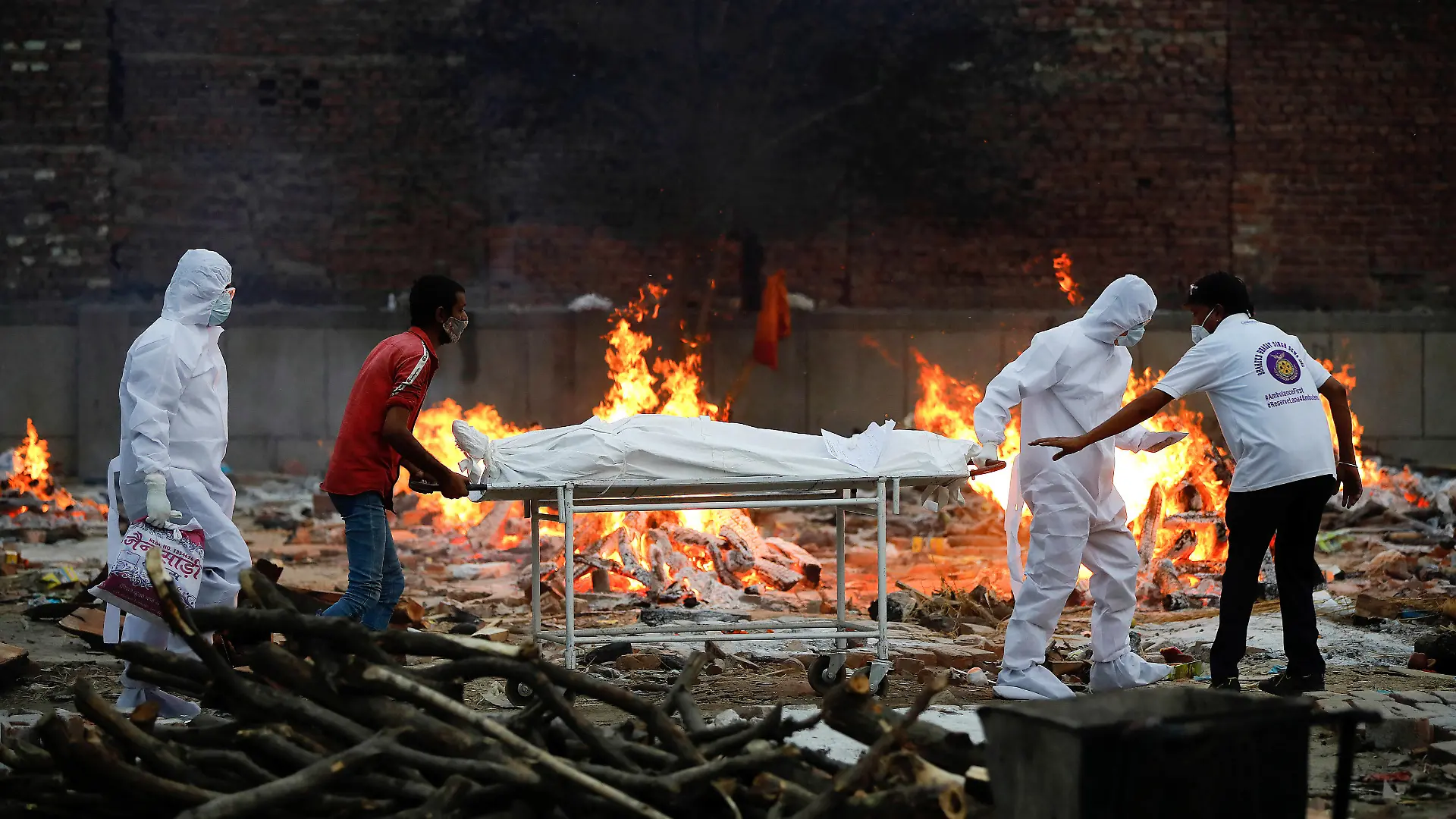 May 9, 2021, Delhi, India: Relatives and health workers carry a body of coronavirus Covid-19 victim during a cremation at a crematorium in New Delhi..India reports 3,66,161 new cases, 3,754 deaths in the last 24 hours. Delhi India - ZUMAs197 20210509_zaa_s197_357 Copyright: xAmarjeetxKumarxSinghx