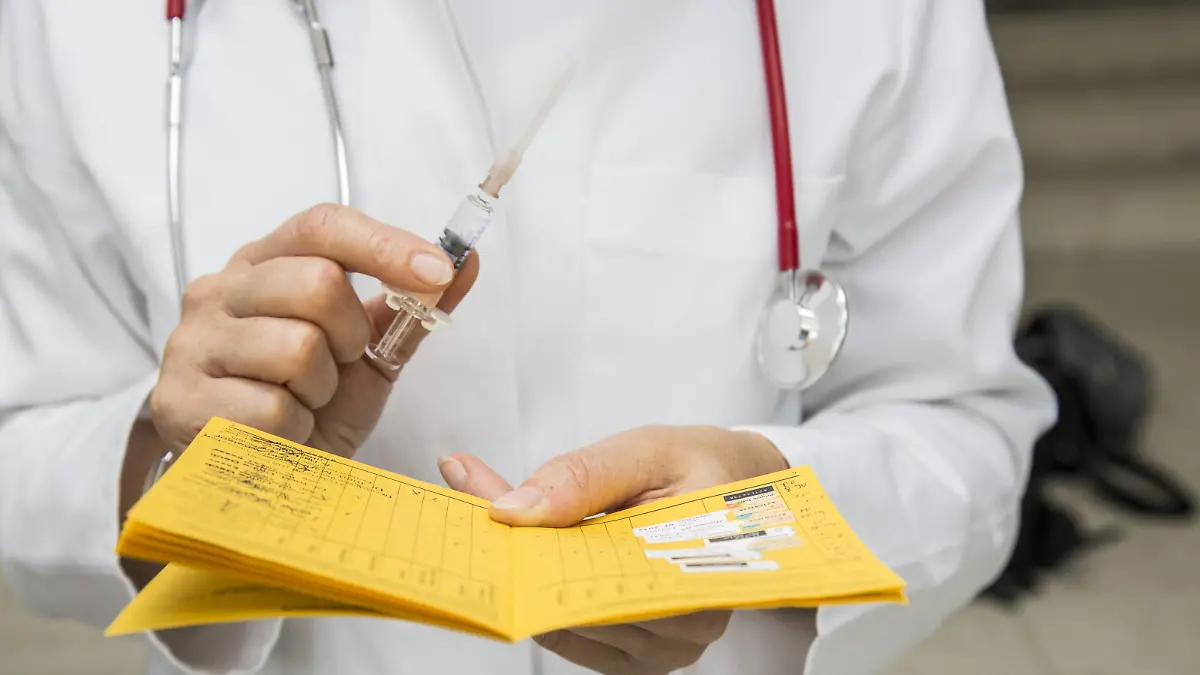 Symbolbild Medizin. Impfpass mit Spritze, Einmalverpackung, Auffrischungsimpfung gegen Diphtherie, Tetanus und PertussisSymbol image Medicine Vaccination with Syringe Once packaging against Diphtheria Tetanus and pertussis
