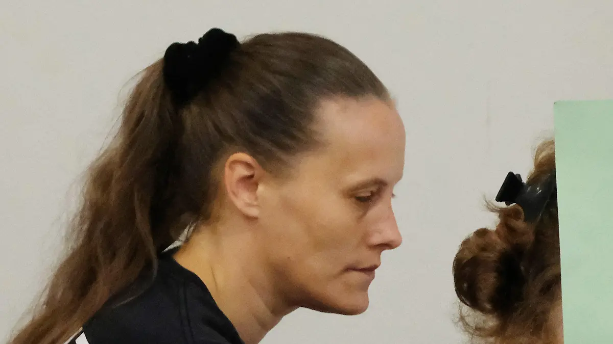 Die Angeklagte Xenia I. wird am 04.08.2017 in Dessau-Roßlau in einen Saal des Landgerichts geführt. Das Landgericht Dessau-Roßlau hat den Vergewaltiger und Mörder einer chinesischen Studentin zu einer lebenslangen Freiheitsstrafe verurteilt. Seine mitangeklagte Ex-Partnerin erhielt am Freitag eine Jugendstrafe von fünf Jahren und sechs Monaten wegen sexueller Nötigung. Zudem wurden beide zu einer Schmerzensgeldzahlung in Höhe von insgesamt 60 000 Euro verurteilt. Foto: Sebastian Willnow/dpa-Zentralbild/dpa +++(c) dpa - Bildfunk+++