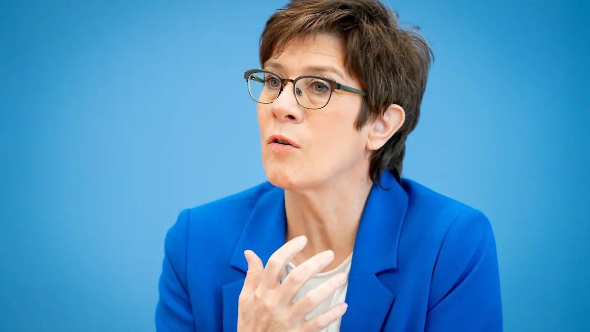ARCHIV - 06.04.2021, Berlin: Annegret Kramp-Karrenbauer (CDU), Bundesministerin der Verteidigung, stellt auf einer Pressekonferenz den freiwilligen Wehrdienst im Heimatschutz «Dein Jahr für Deutschland» vor. (zu dpa «Kramp-Karrenbauer: Russland bedroht Europas Sicherheit unmittelbar») Foto: Kay Nietfeld/dpa +++ dpa-Bildfunk +++
